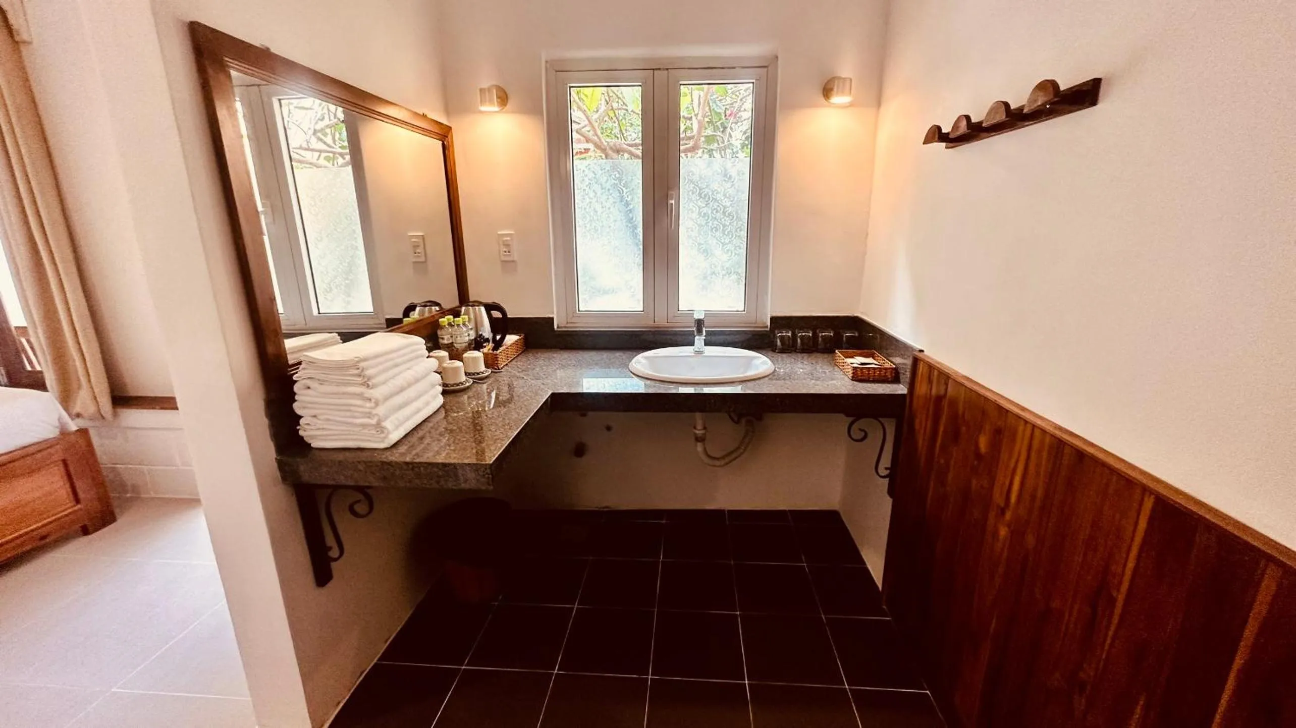 Bathroom, Bed in Vida Loca Sunset Beach Resort