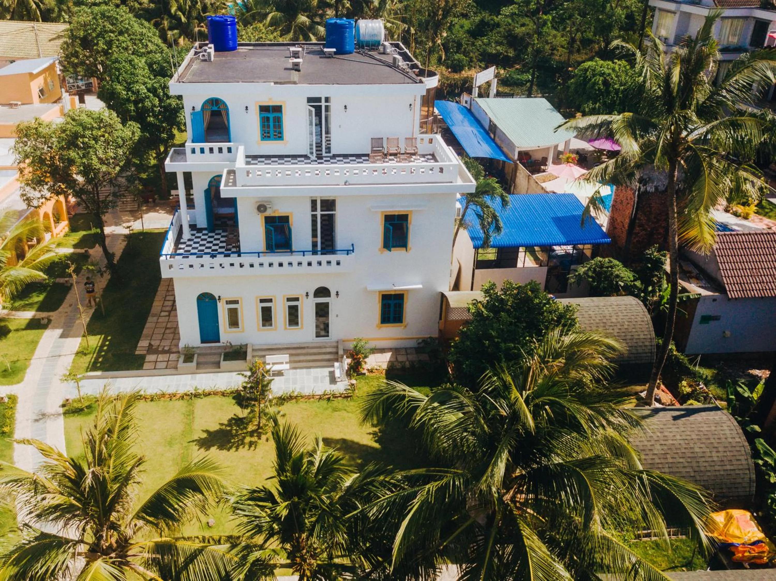 Property building in Vida Loca Sunset Beach Resort