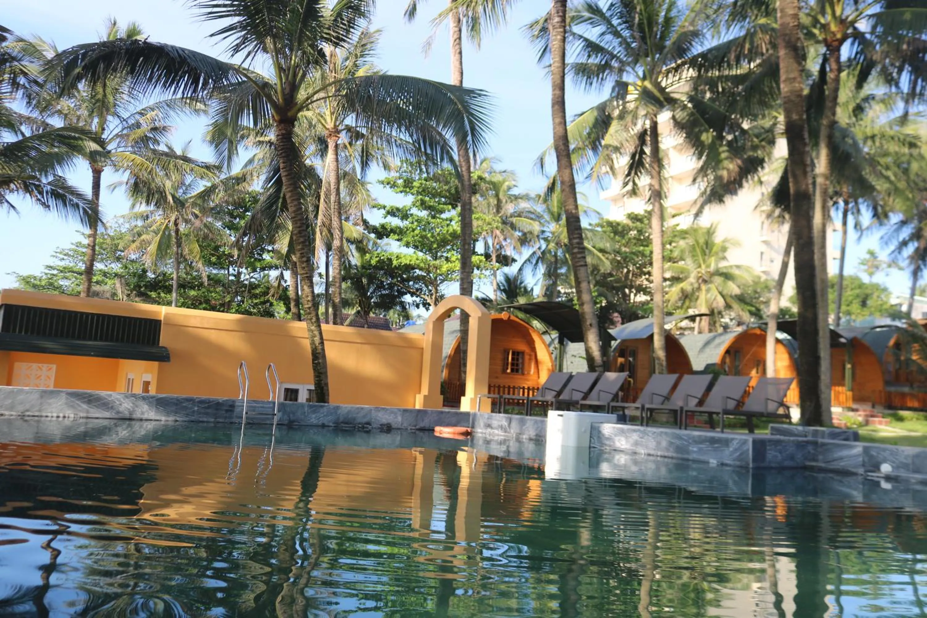 Swimming pool in Vida Loca Sunset Beach Resort