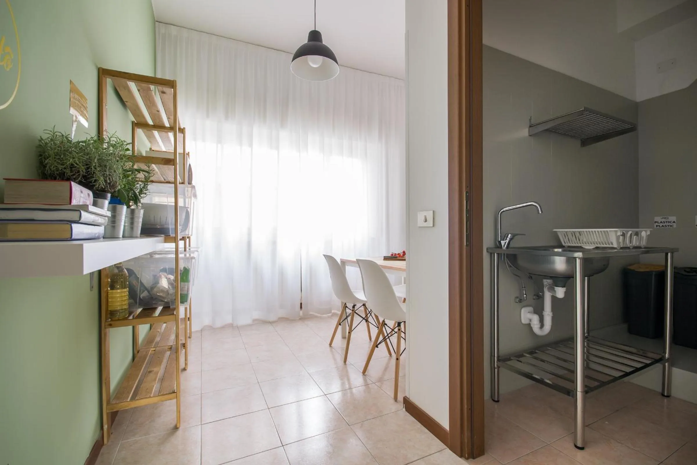 Kitchen or kitchenette in UniHo Hostel