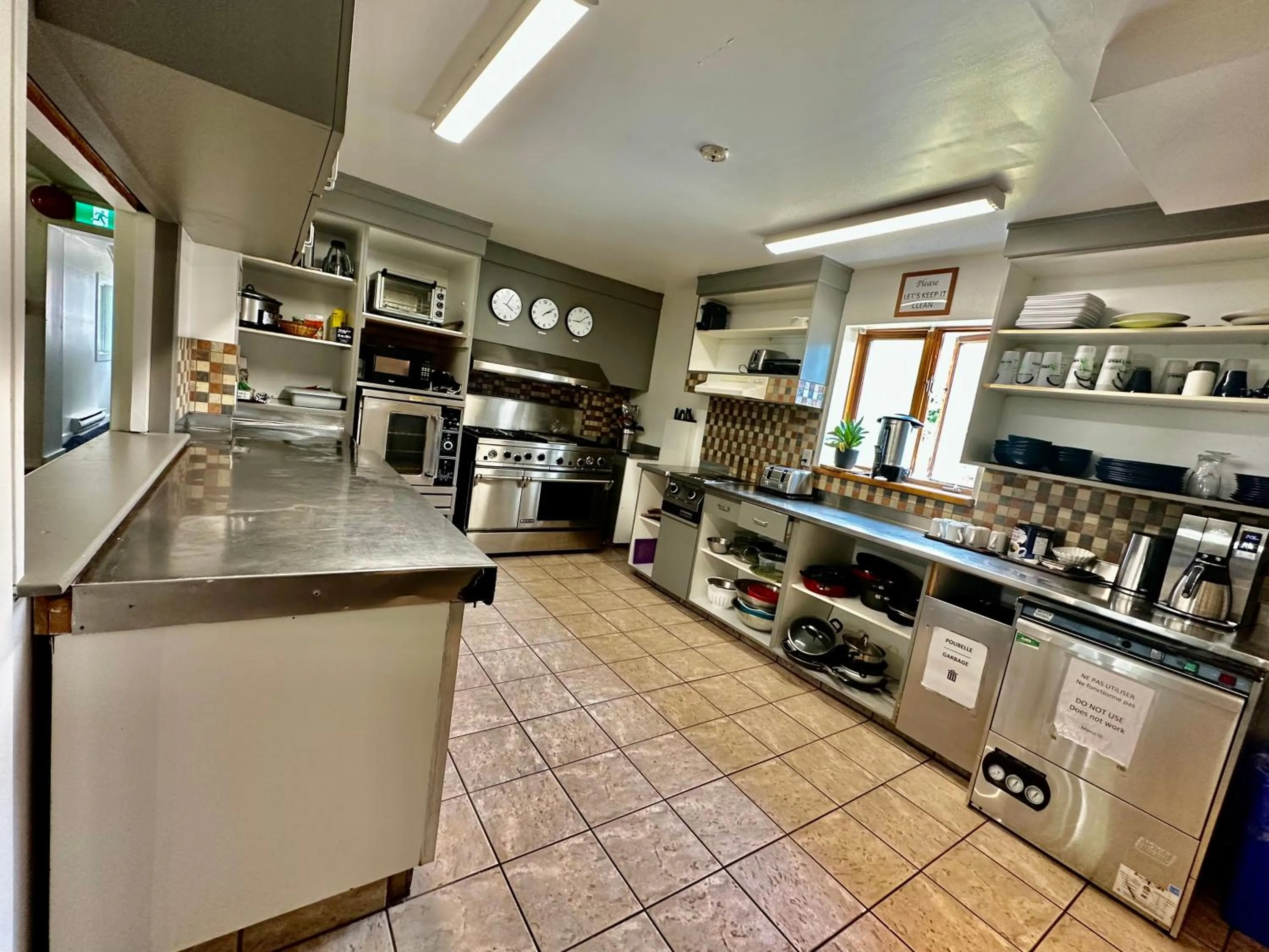 Communal kitchen in Auberge Manitonga