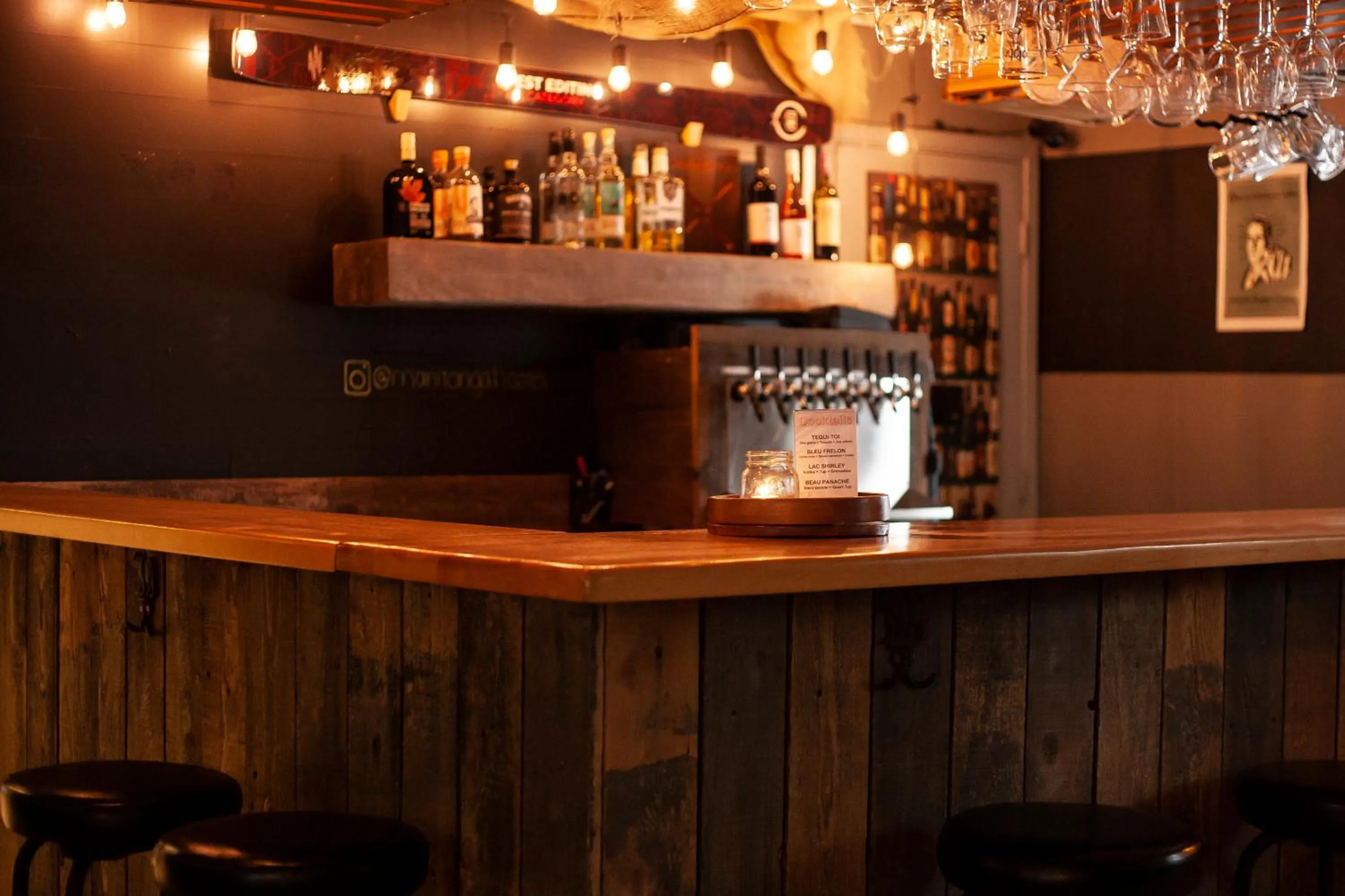 Lounge or bar in Auberge Manitonga