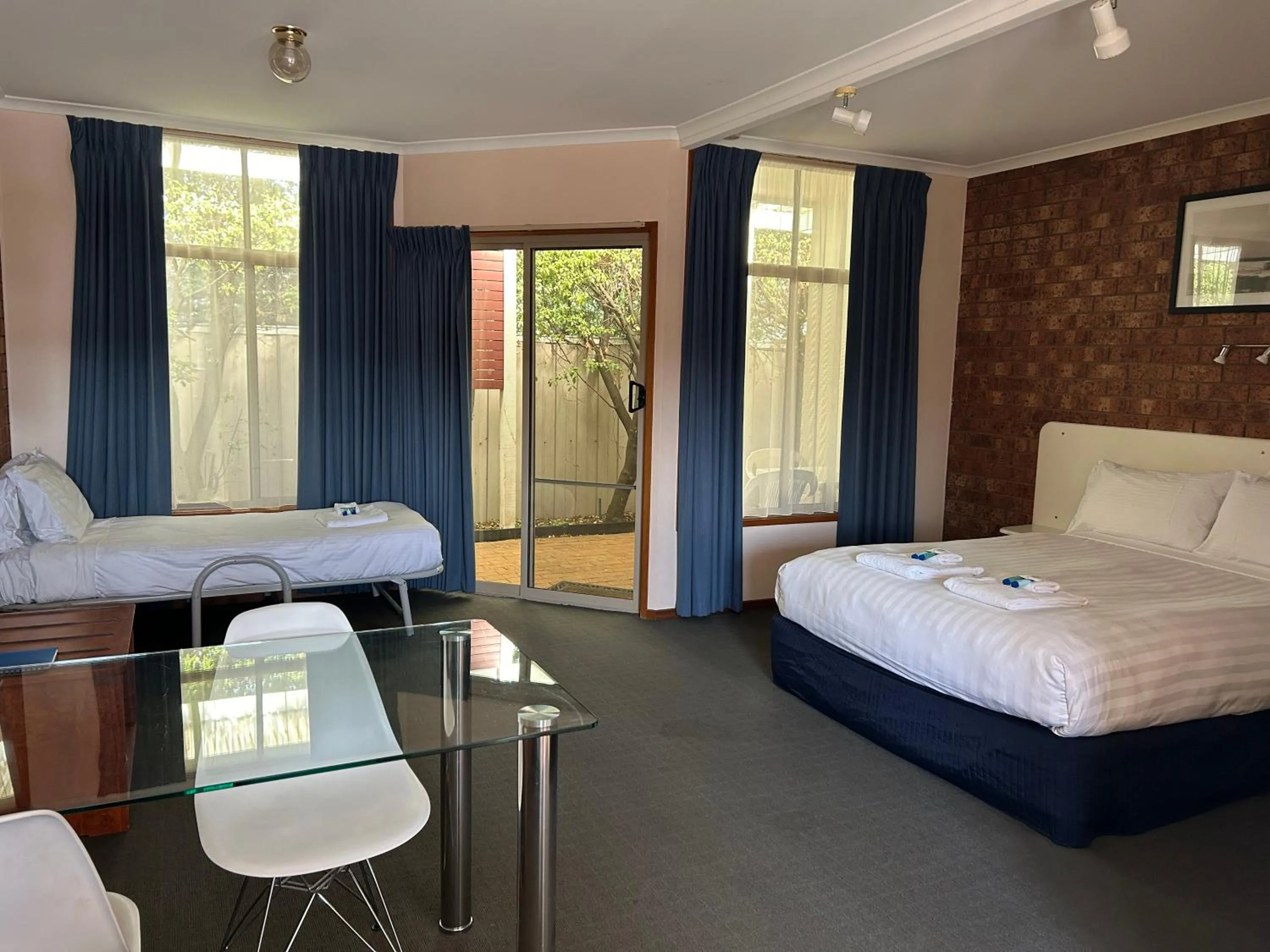 Bedroom, Bed in Portarlington Beach Motel