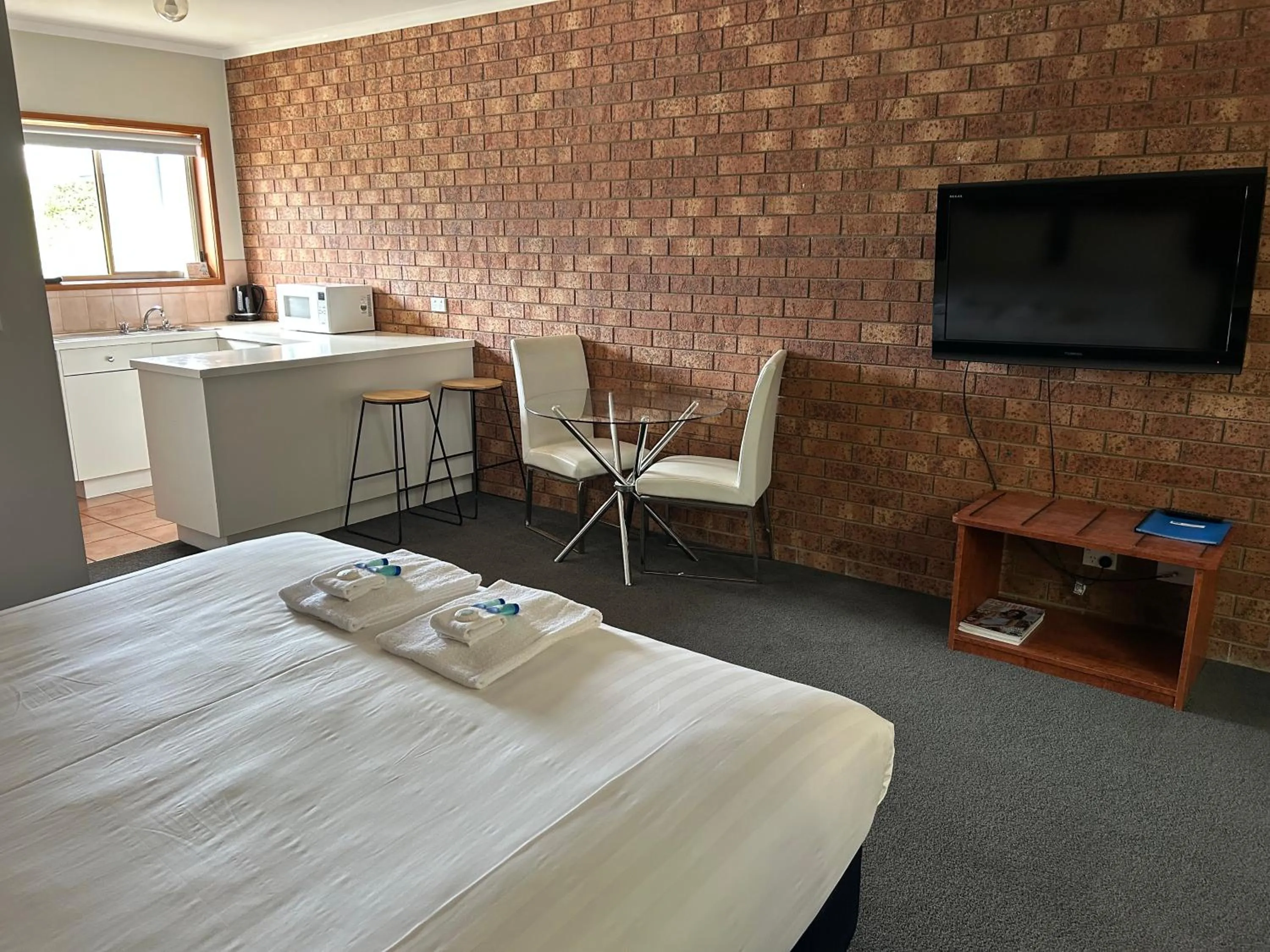 Bedroom, Bed in Portarlington Beach Motel