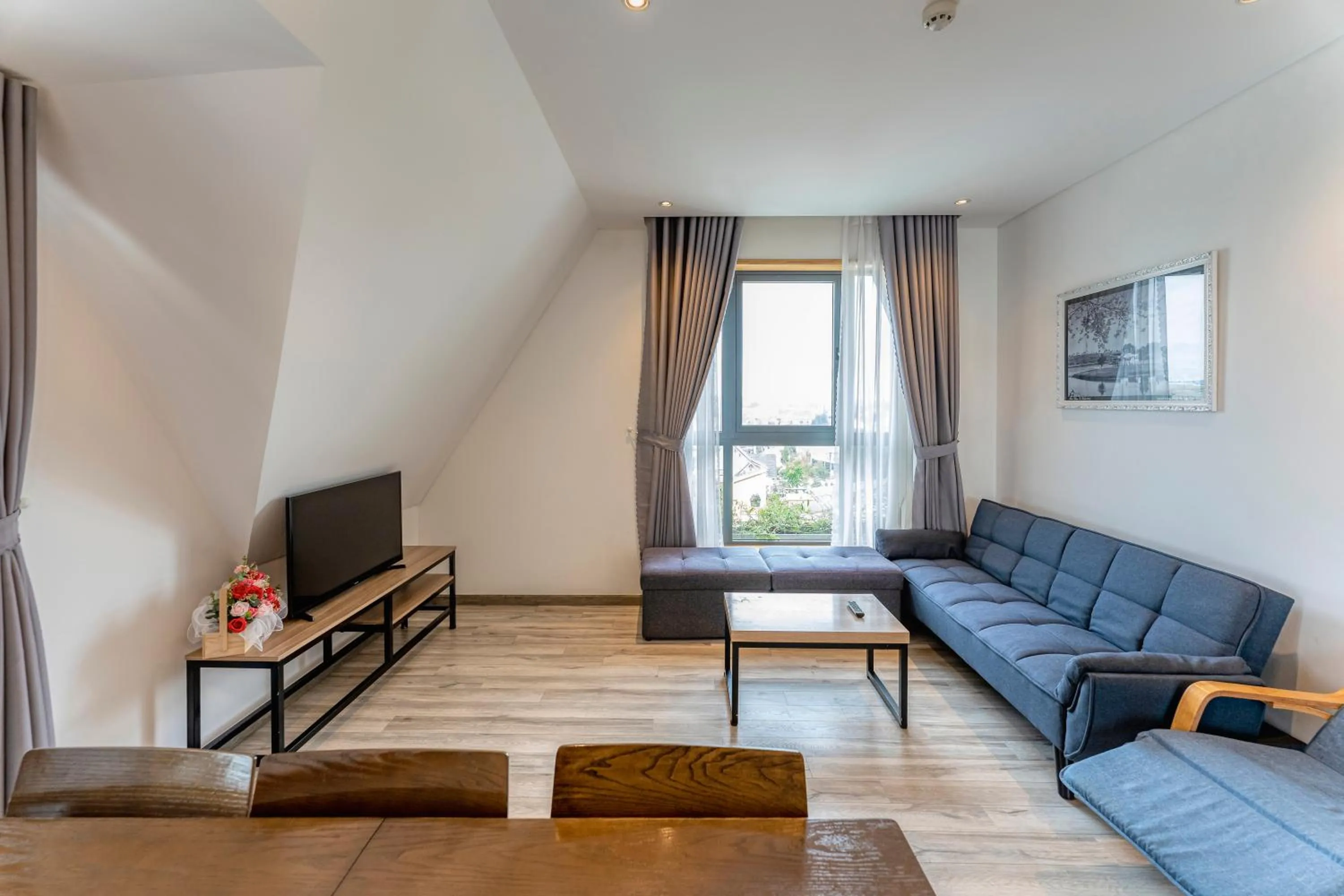 Communal lounge/ TV room in Canary Dalat Hotel