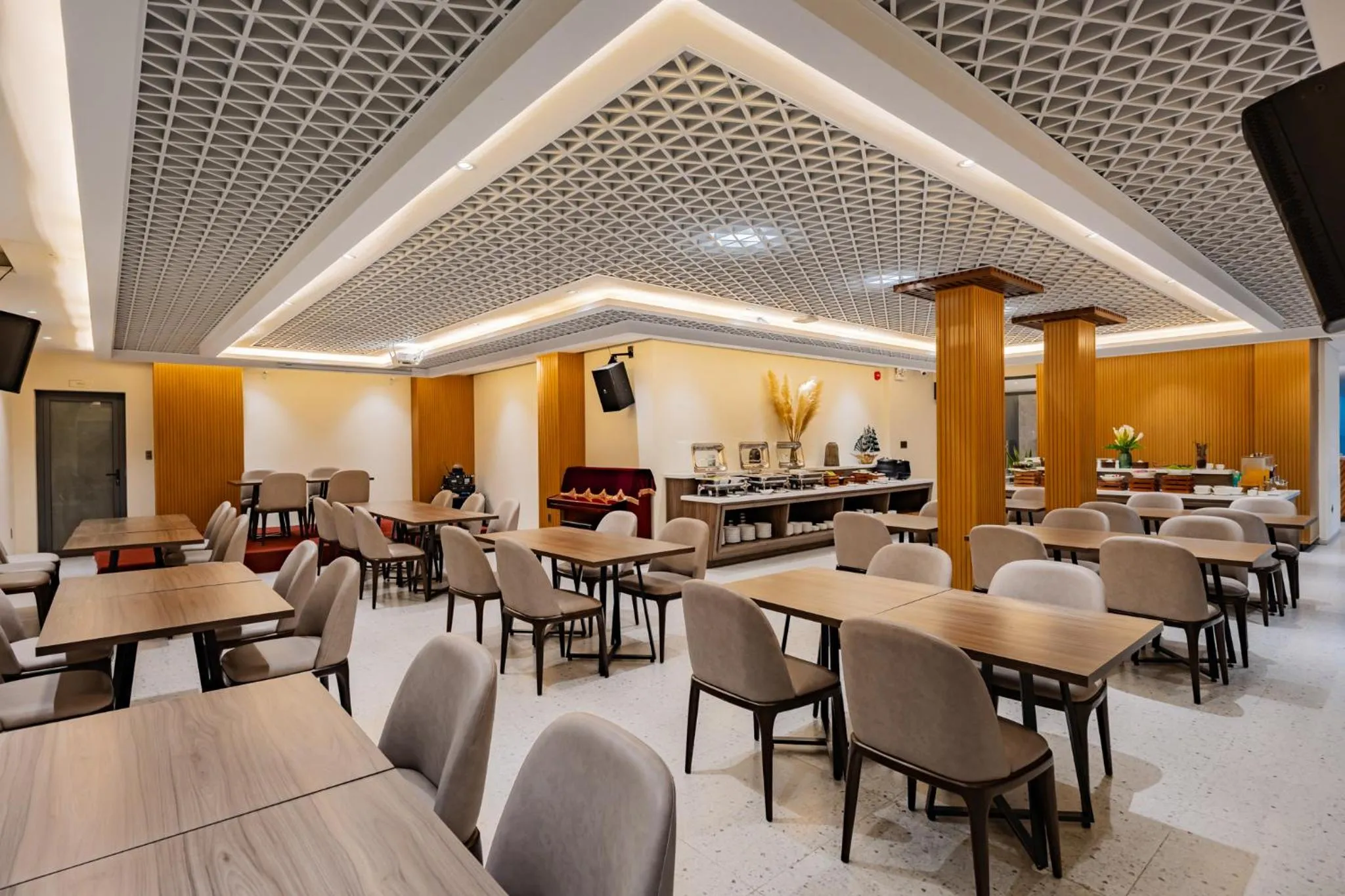 Restaurant/places to eat in Canary Dalat Hotel