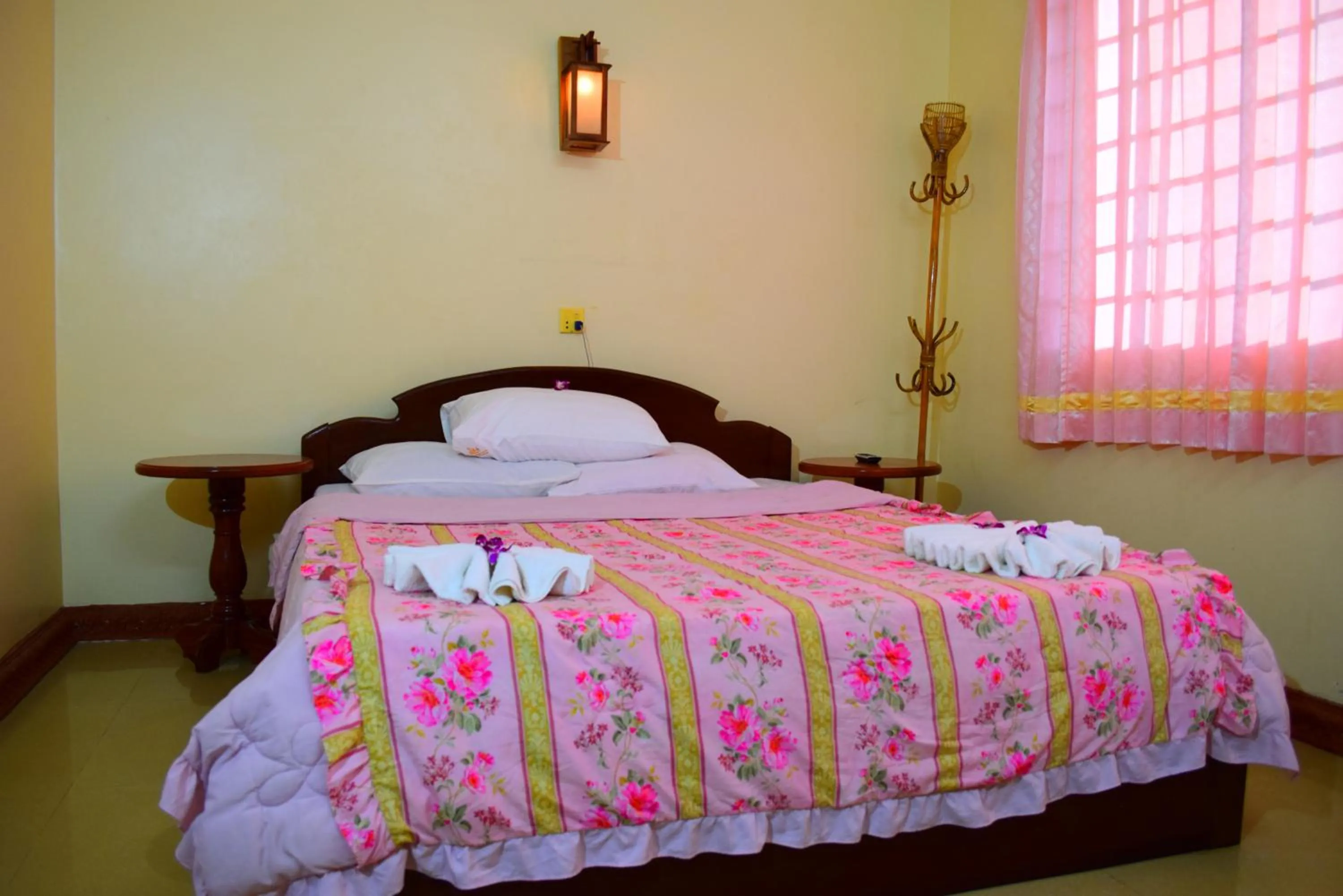 Photo of the whole room, Bed in Okay Guesthouse Siem Reap
