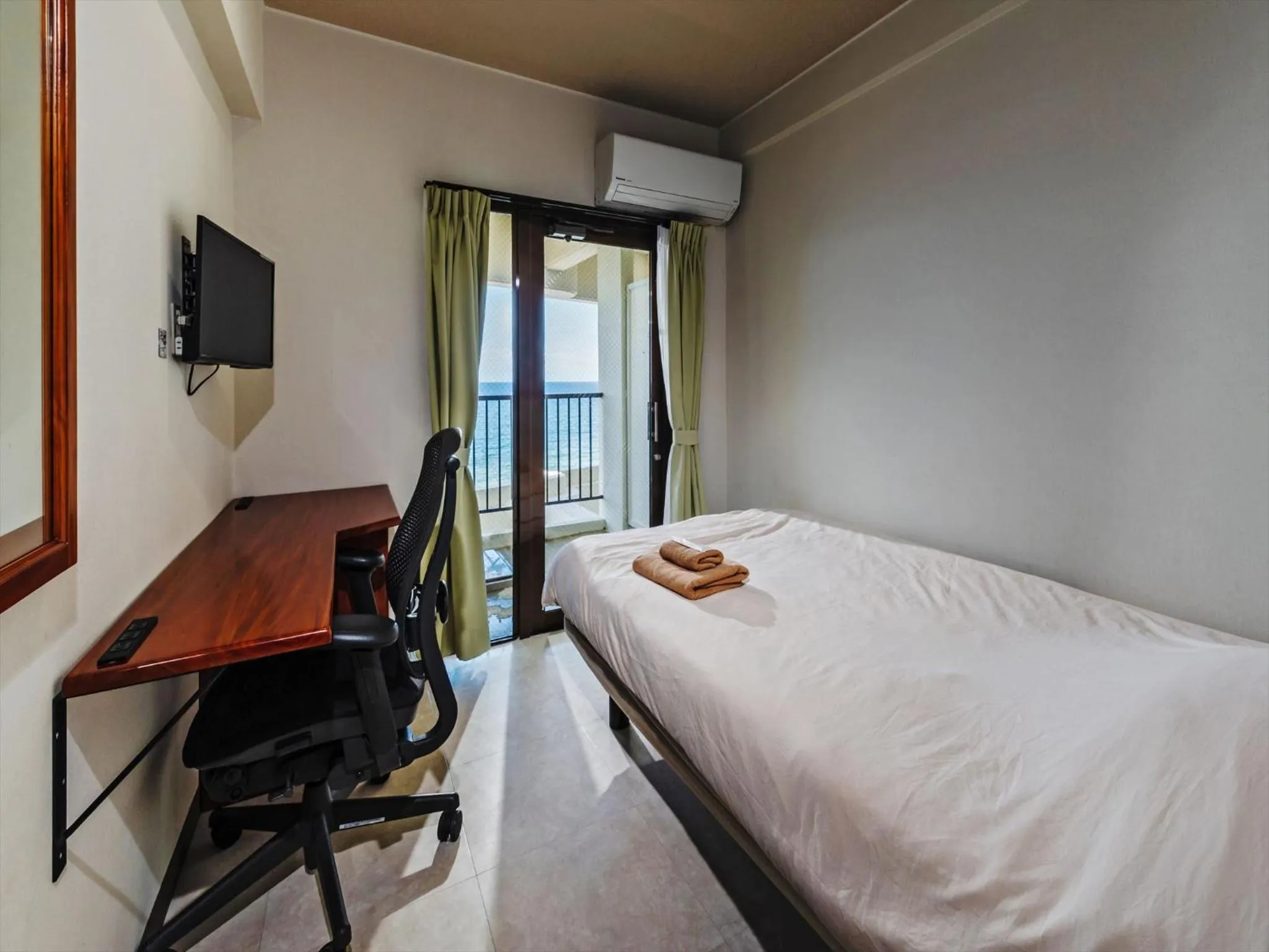 Photo of the whole room, Bed in Hotel Sunset American