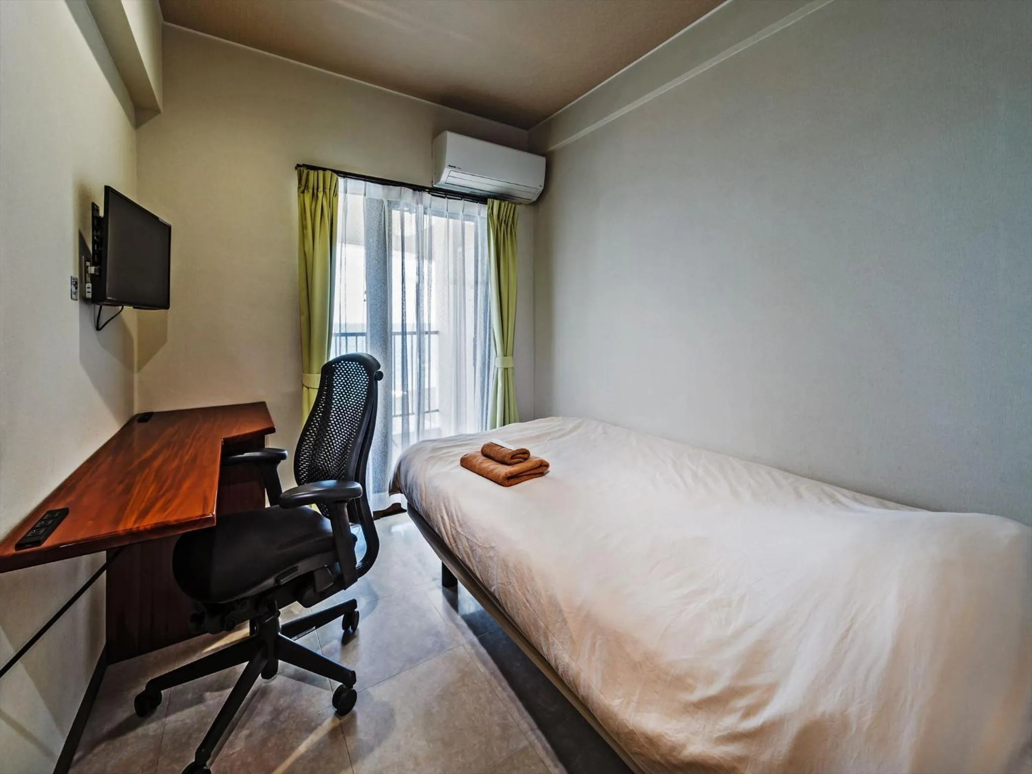 Communal lounge/ TV room, Bed in Hotel Sunset American