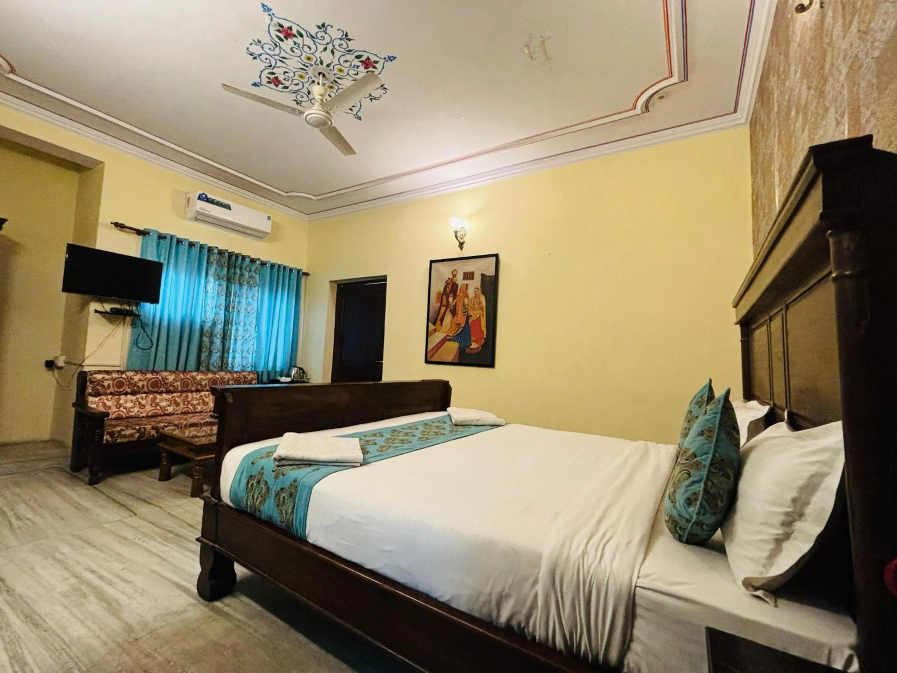 Bed in Hotel Radoli House - A Heritage Hotel
