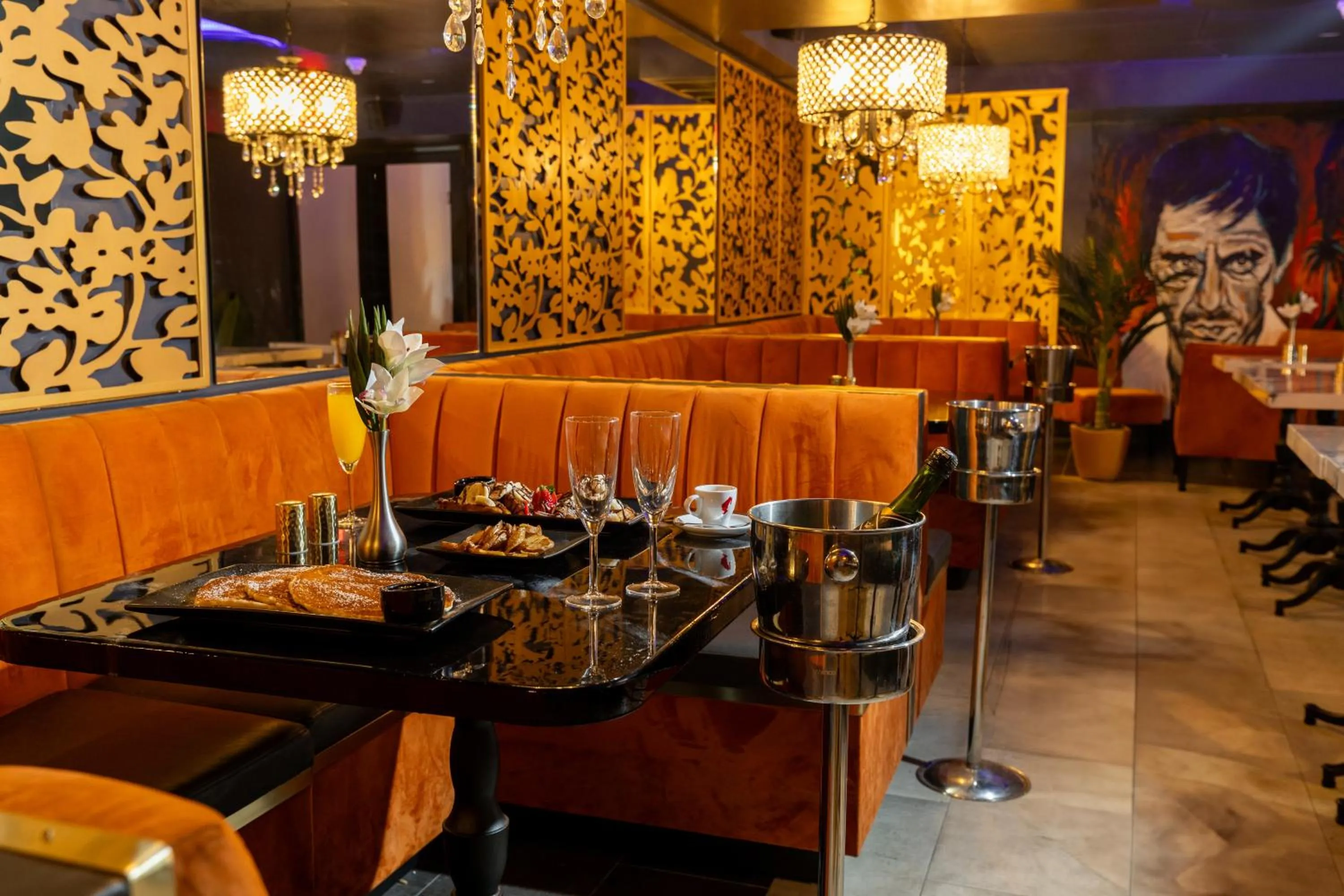 Restaurant/places to eat in Colony Hotel