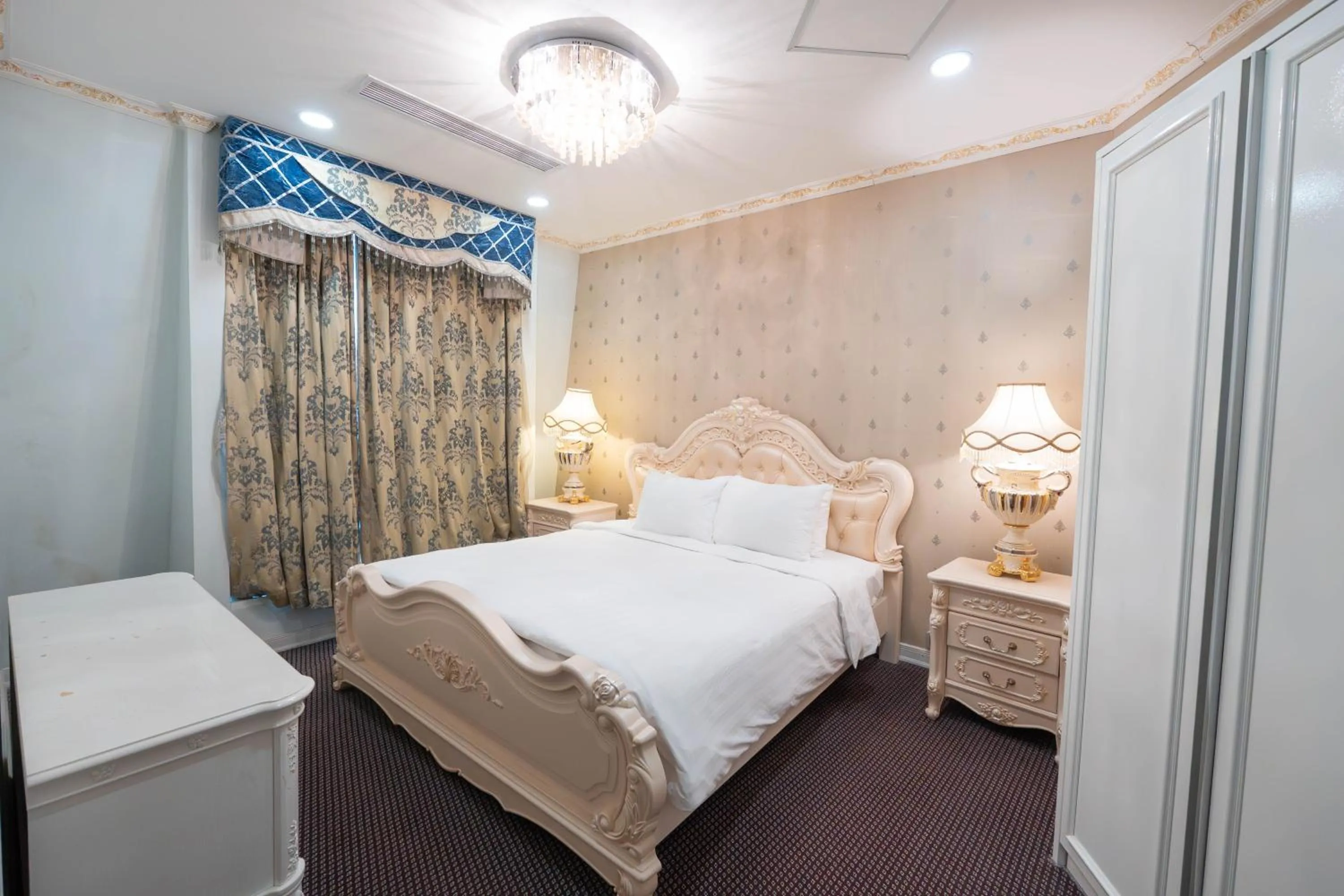 Bed in Super Candle Hotel