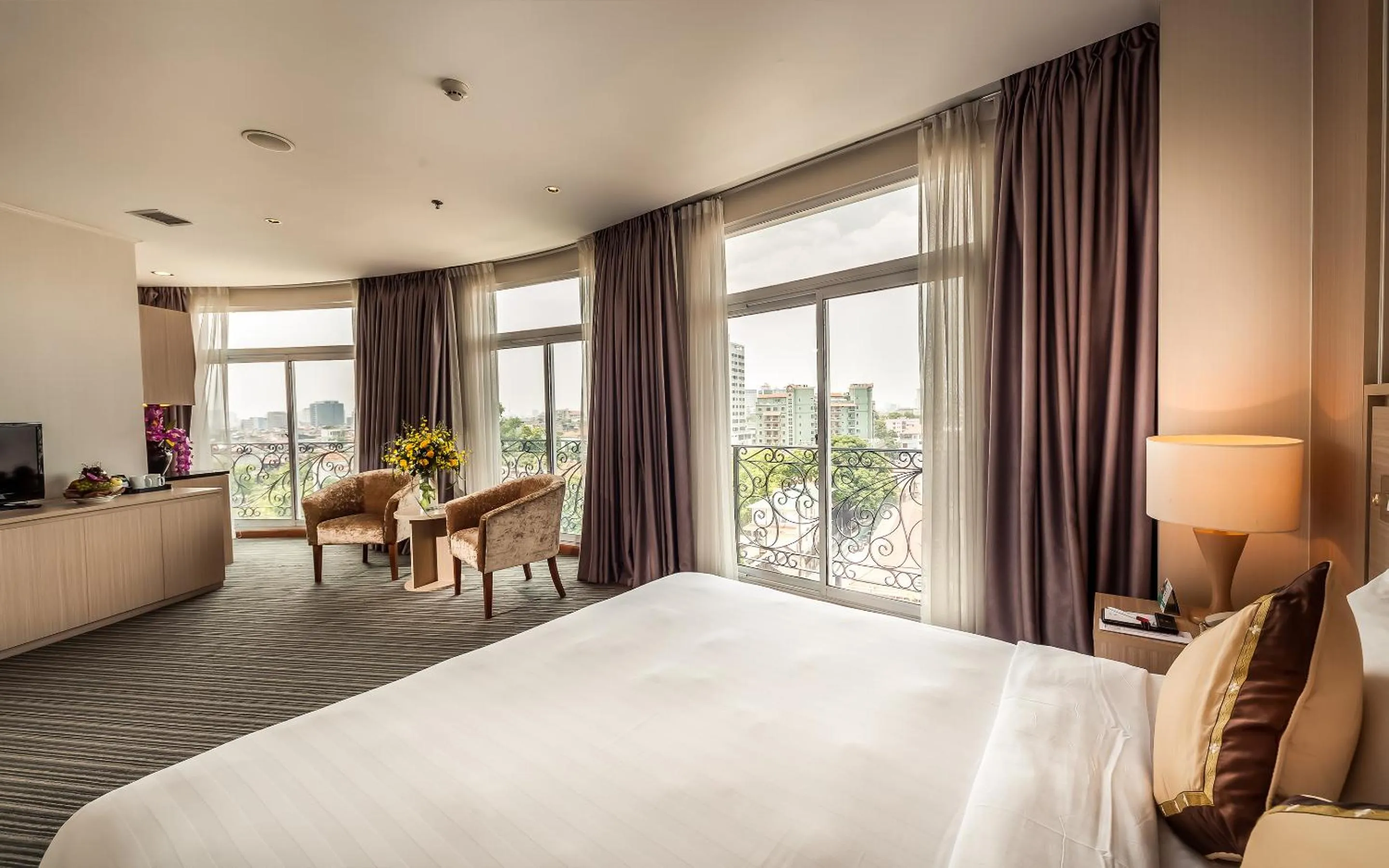 View (from property/room), Bed in Super Candle Hotel