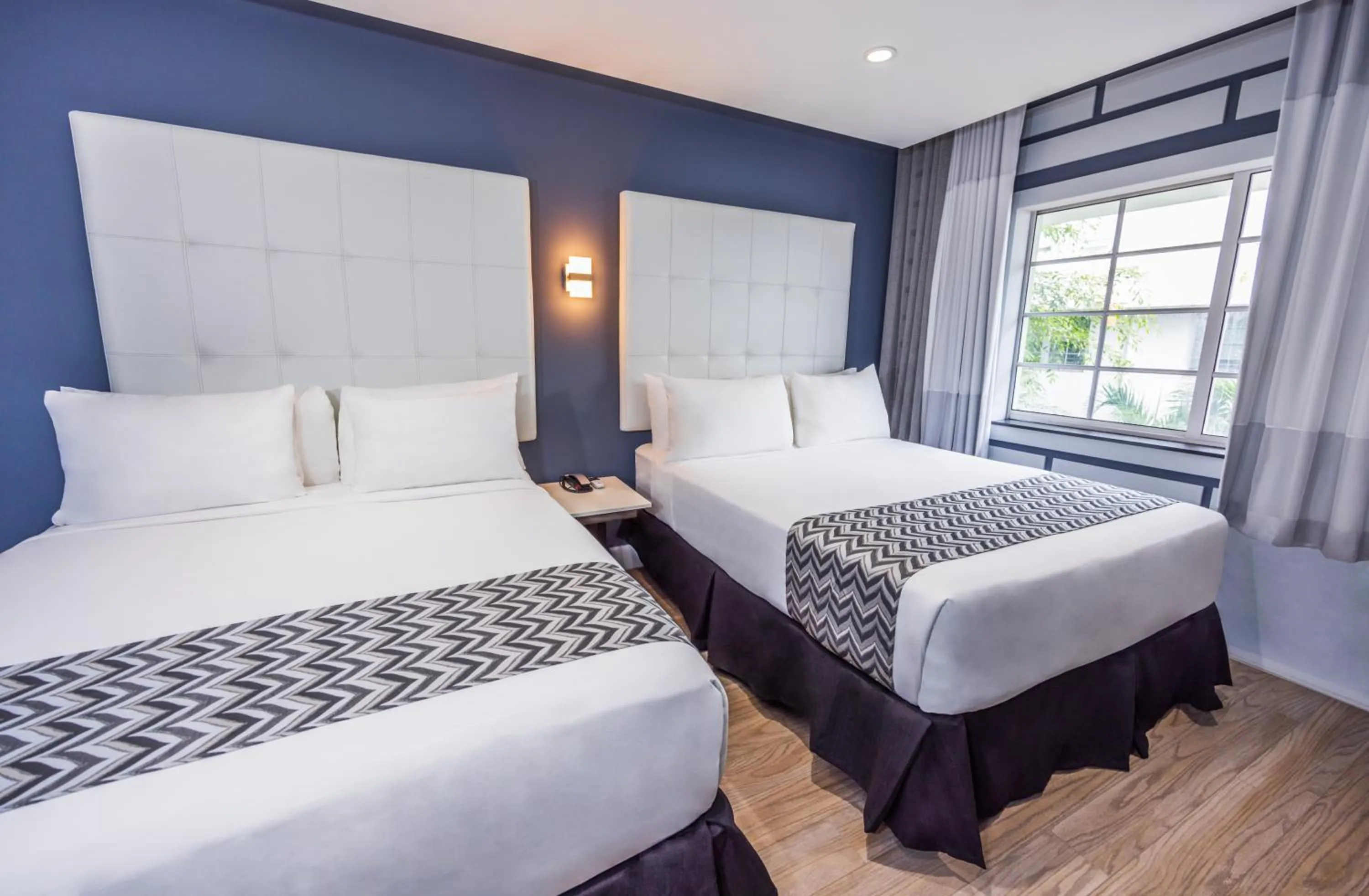 Bedroom, Bed in Kent Hotel