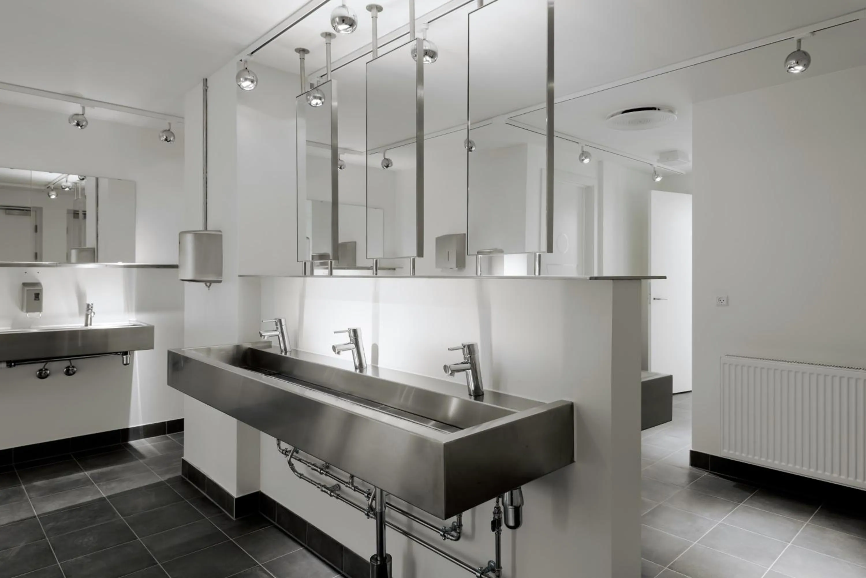 Bathroom in BOOK1 by Brøchner Hotels