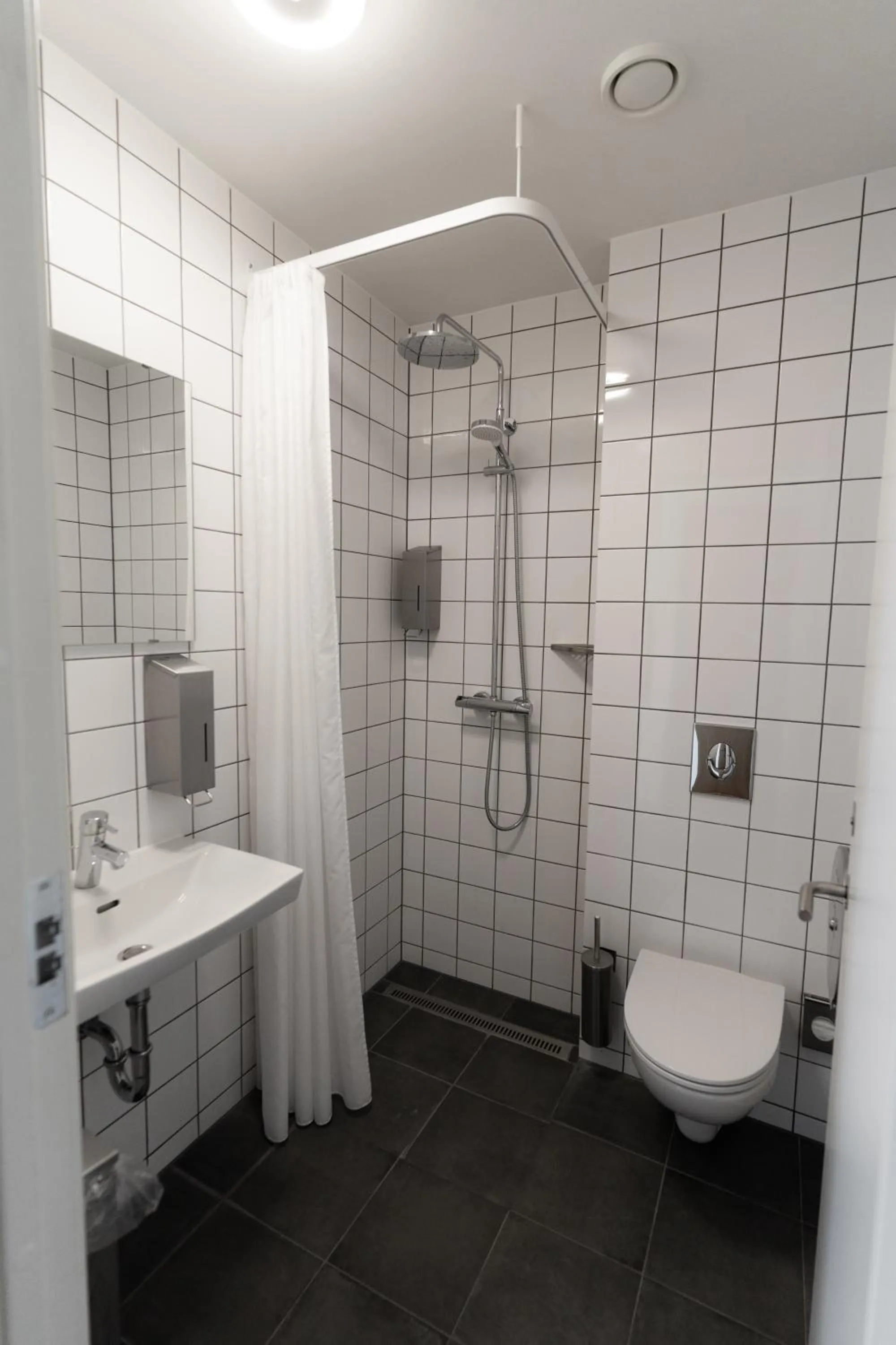 Shower in Roberta's Society Aarhus