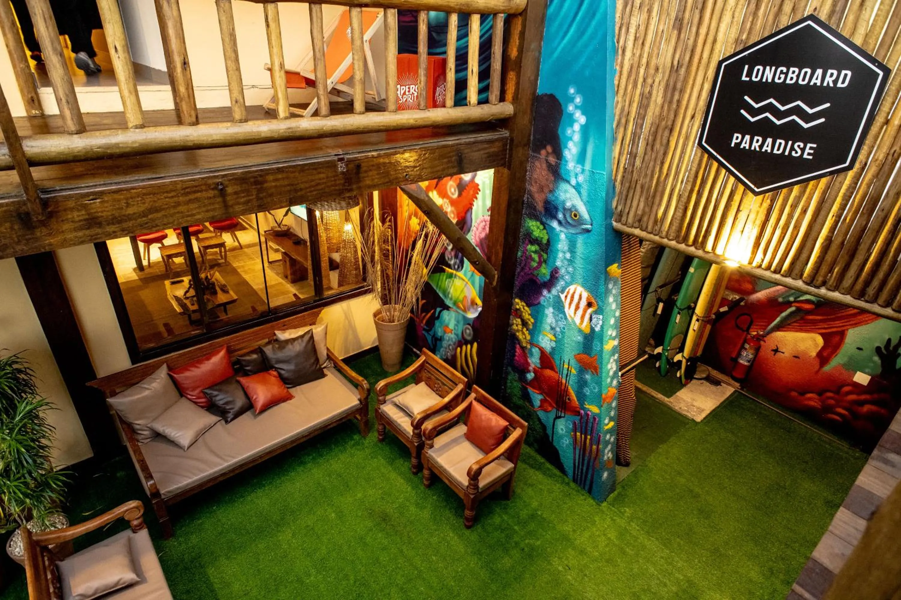 Seating area, Bed in Longboard Paradise Suítes