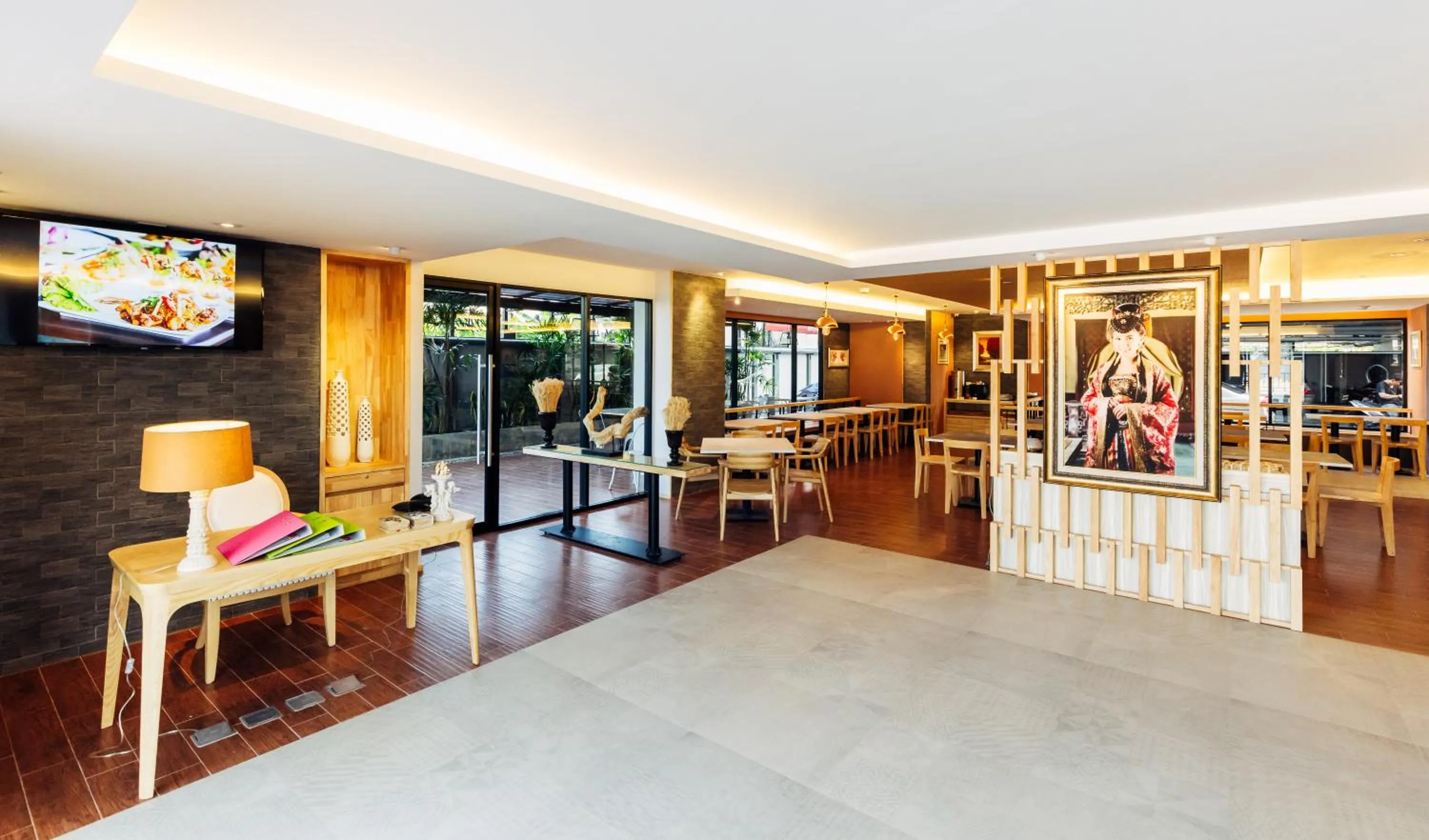 Restaurant/places to eat in Baron Residence Bangkok