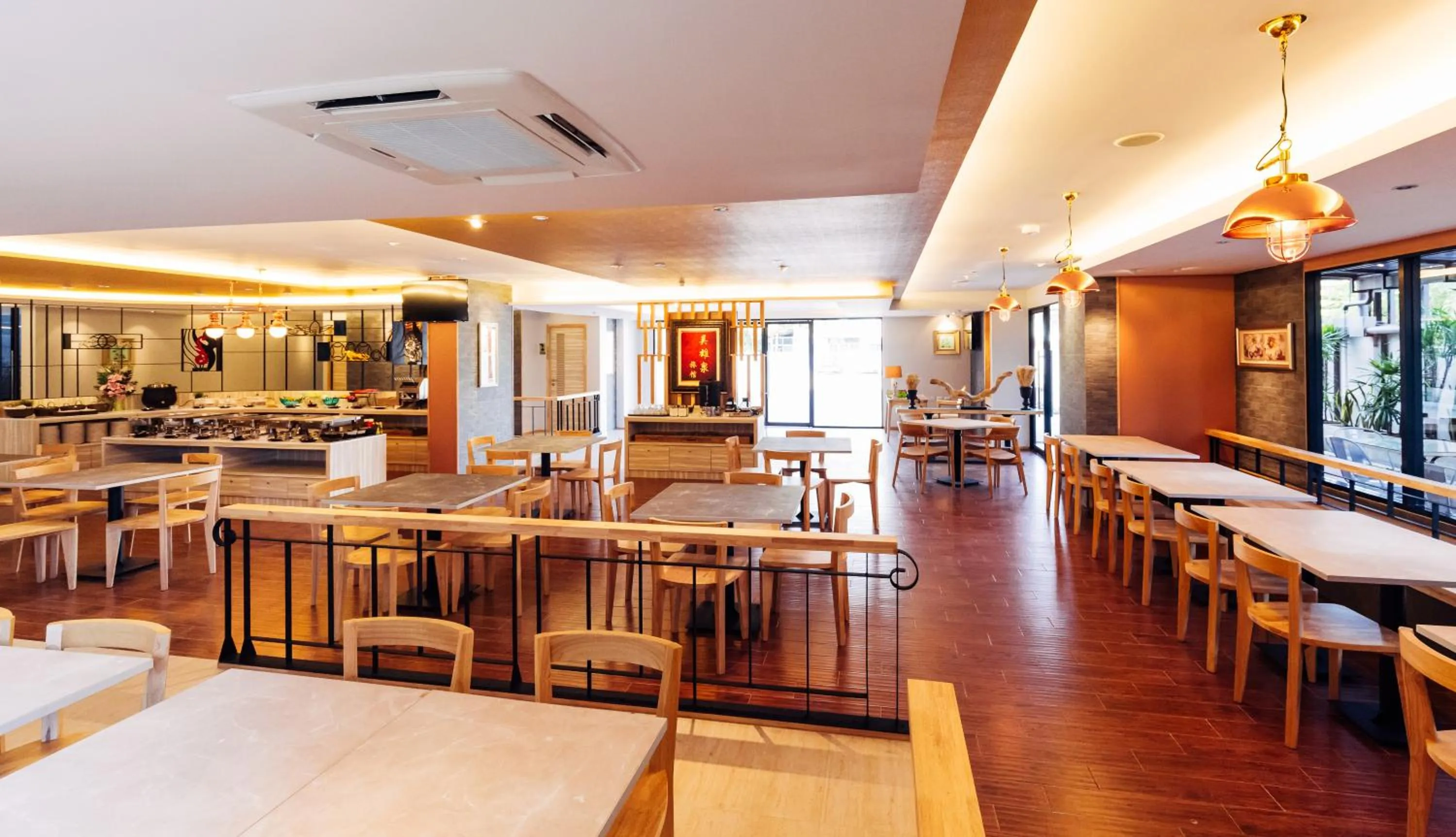 Restaurant/places to eat in Baron Residence Bangkok