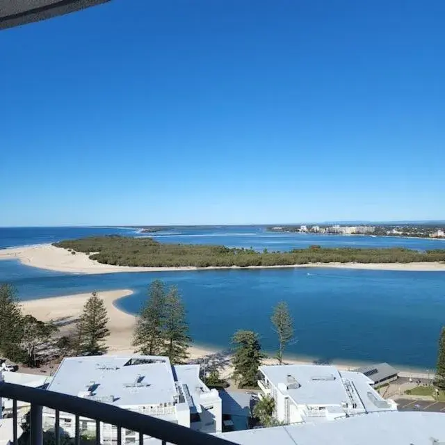 Deluxe Three-Bedroom Apartment with Ocean View in Centrepoint Apartments Caloundra Deluxe Three-Bedroom Apartment with Ocean View in Centrepoint Apartments Caloundra