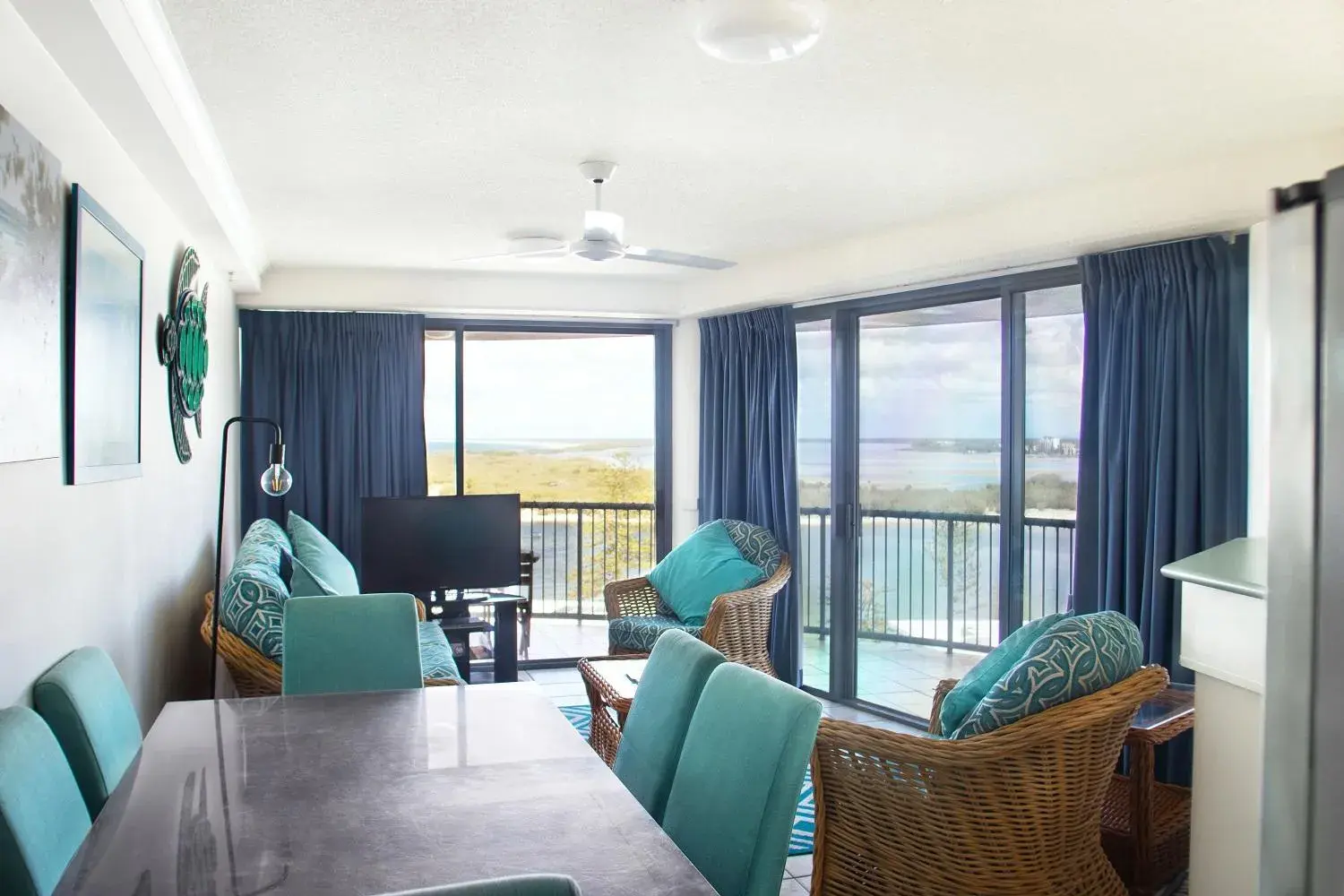 Executive Three-Bedroom Apartment with Ocean Views in Centrepoint Apartments Caloundra Executive Three-Bedroom Apartment with Ocean Views in Centrepoint Apartments Caloundra