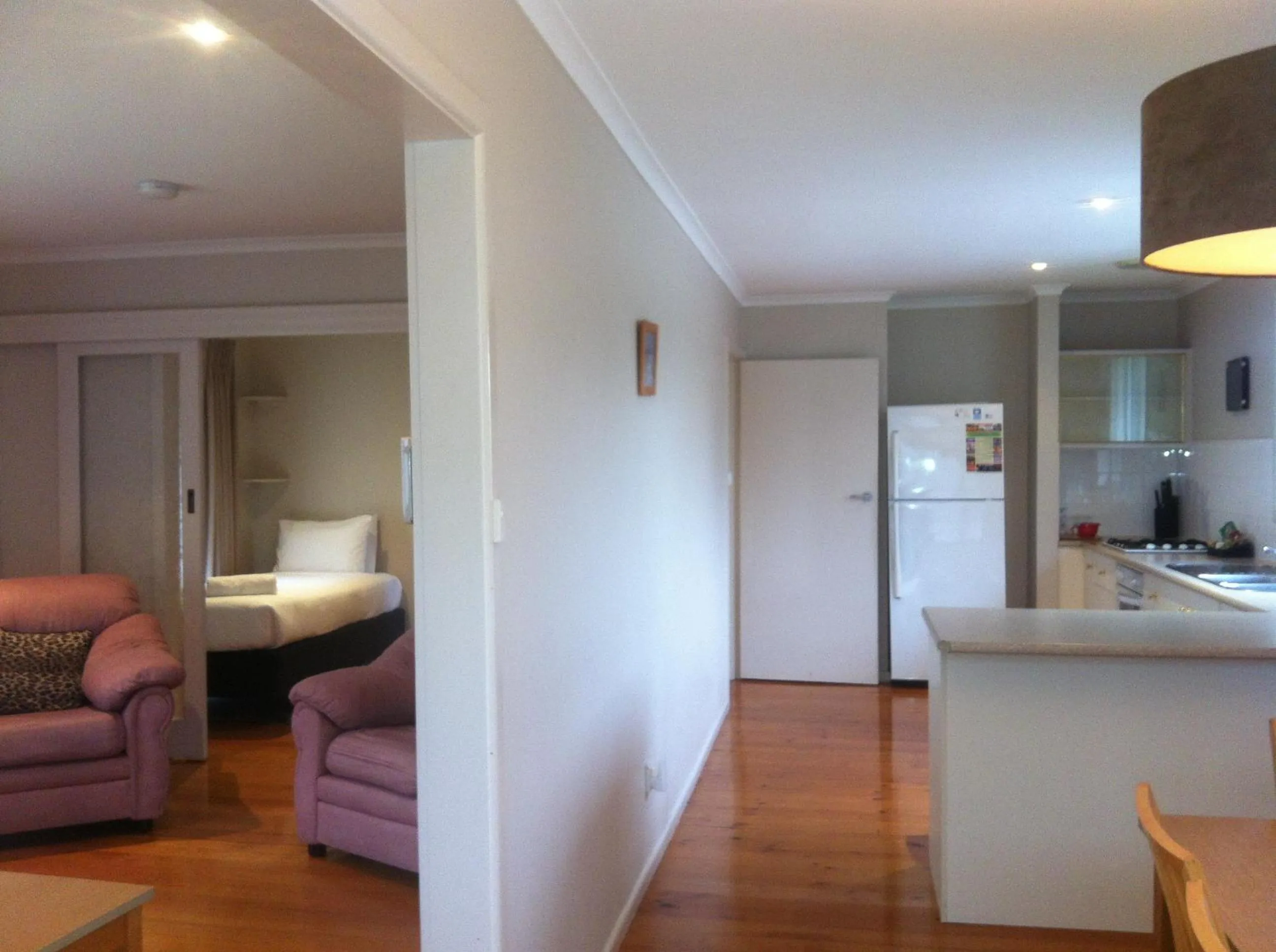 Living room in Parkwood Motel & Apartments