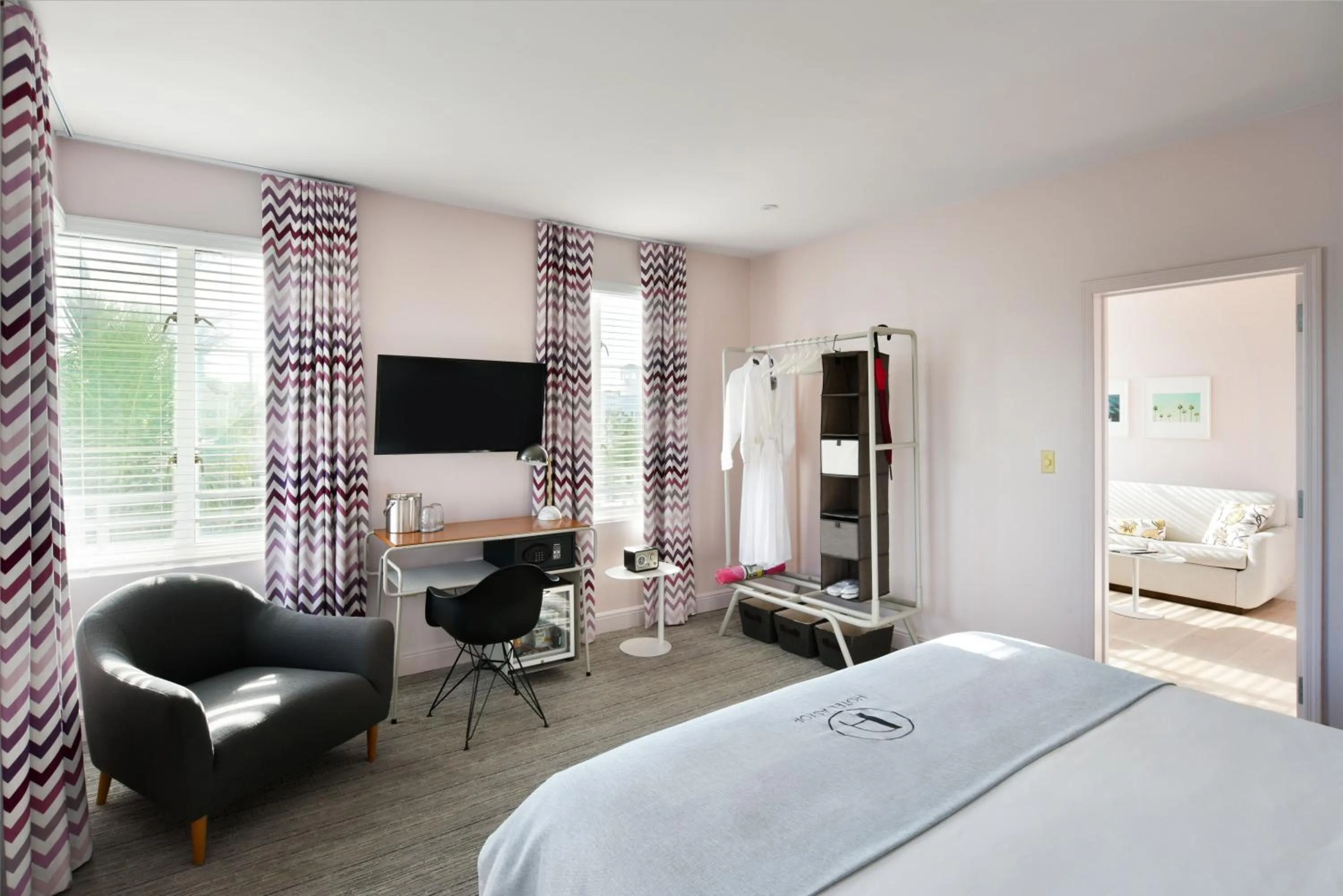 Photo of the whole room, Room Photo in The Astor by LuxUrban