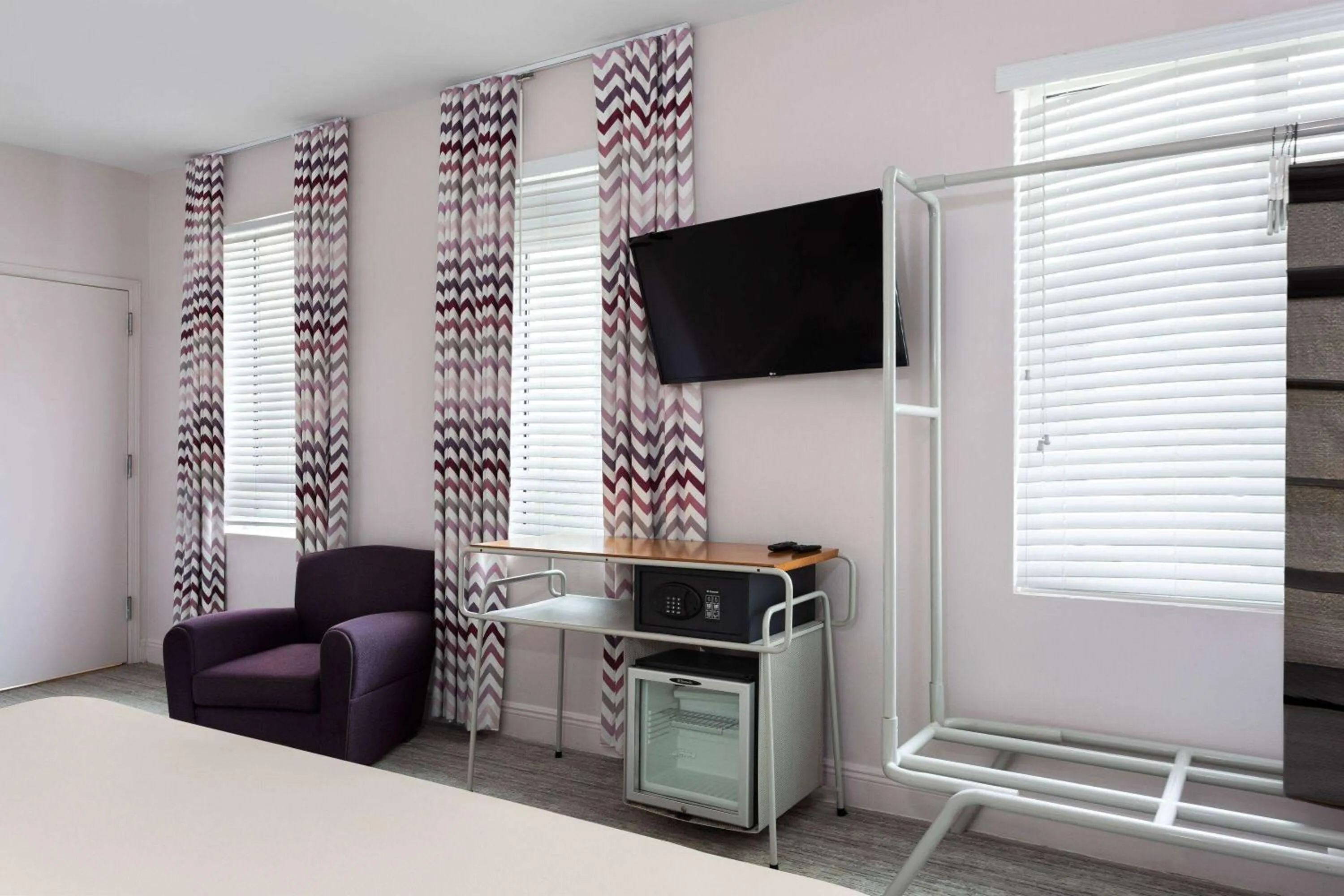 Bed, TV/Entertainment Center in The Astor by LuxUrban