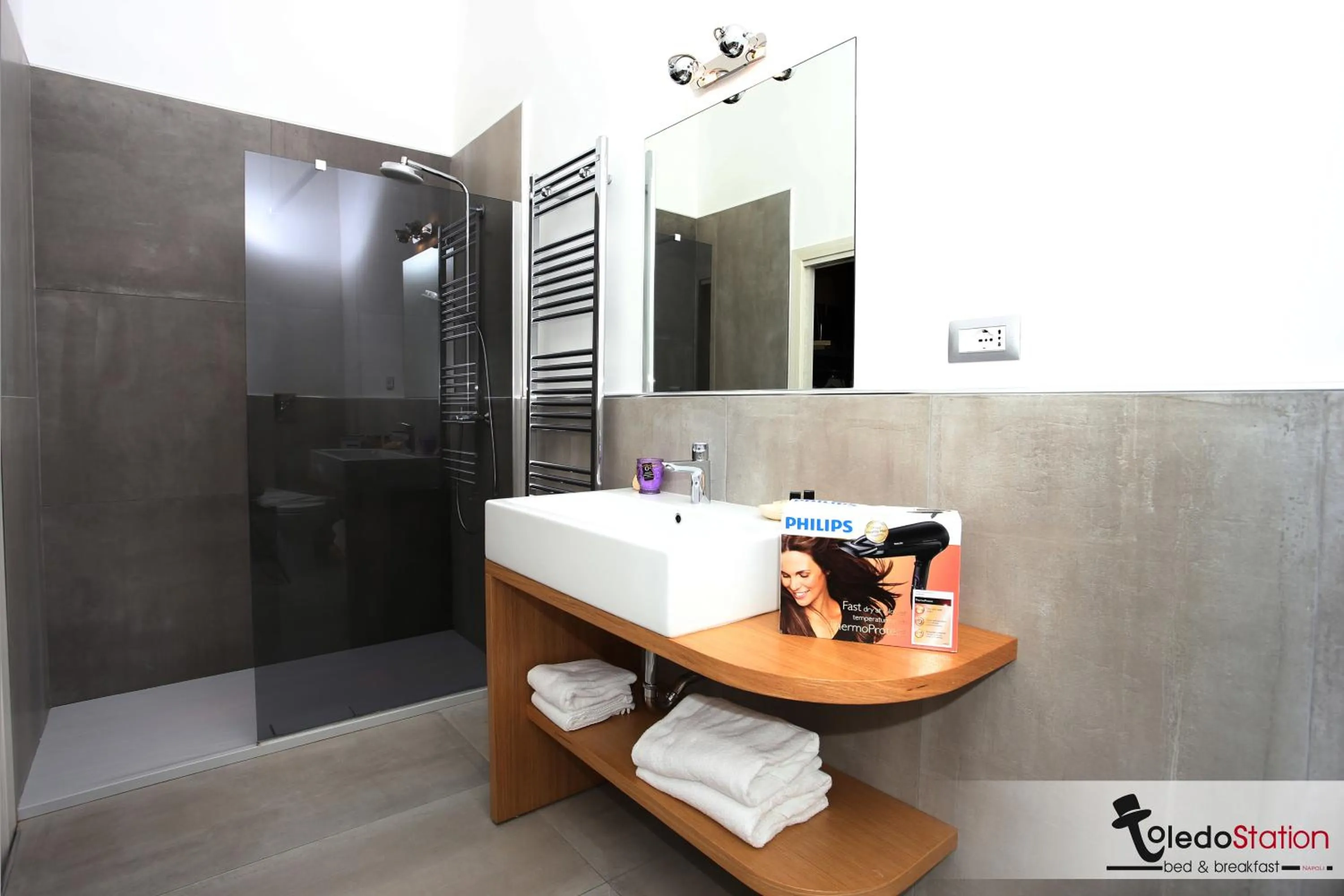 Bathroom in ToledoStation B&B