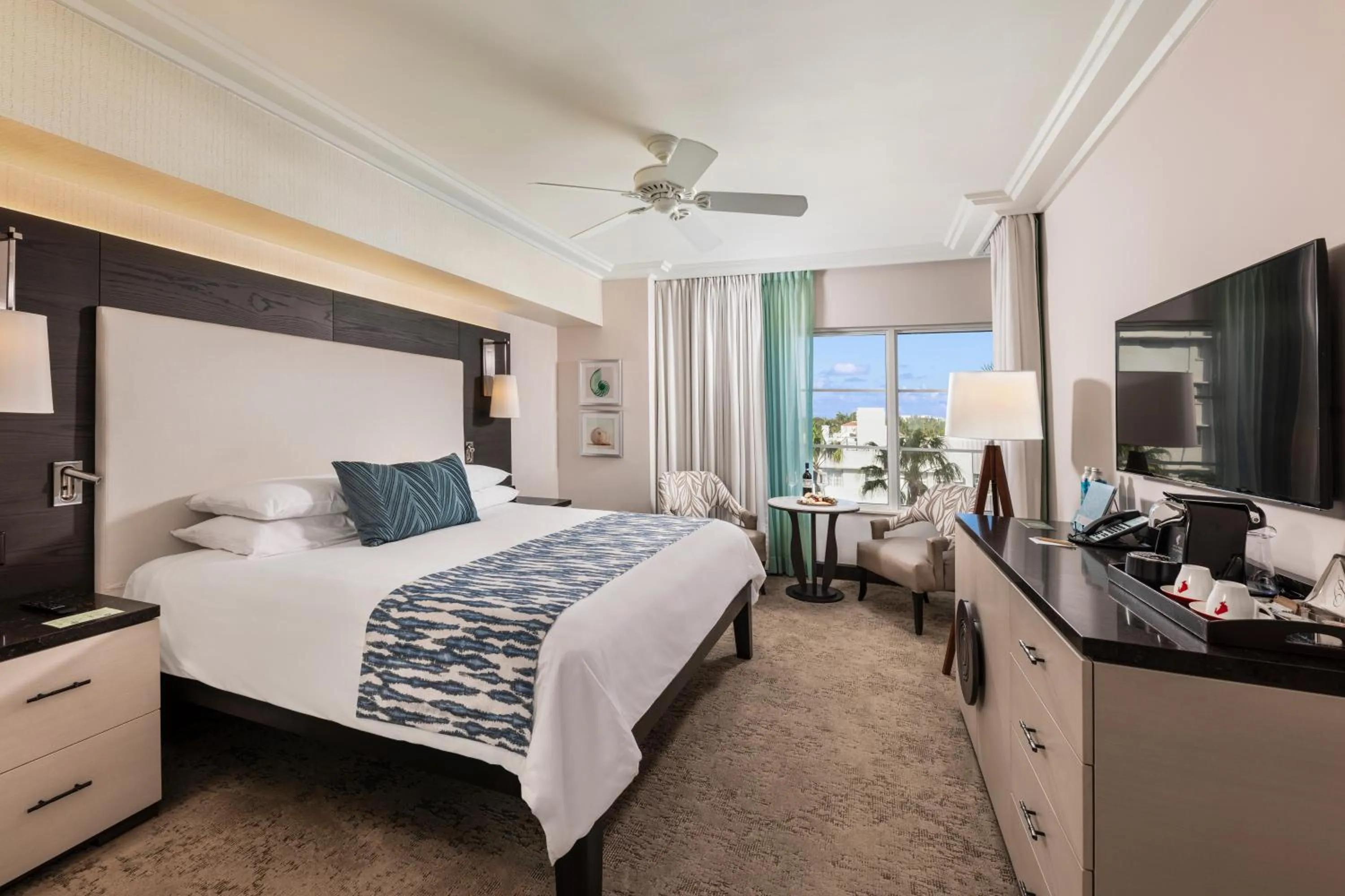 Photo of the whole room, Bed in The Palms Hotel & Spa