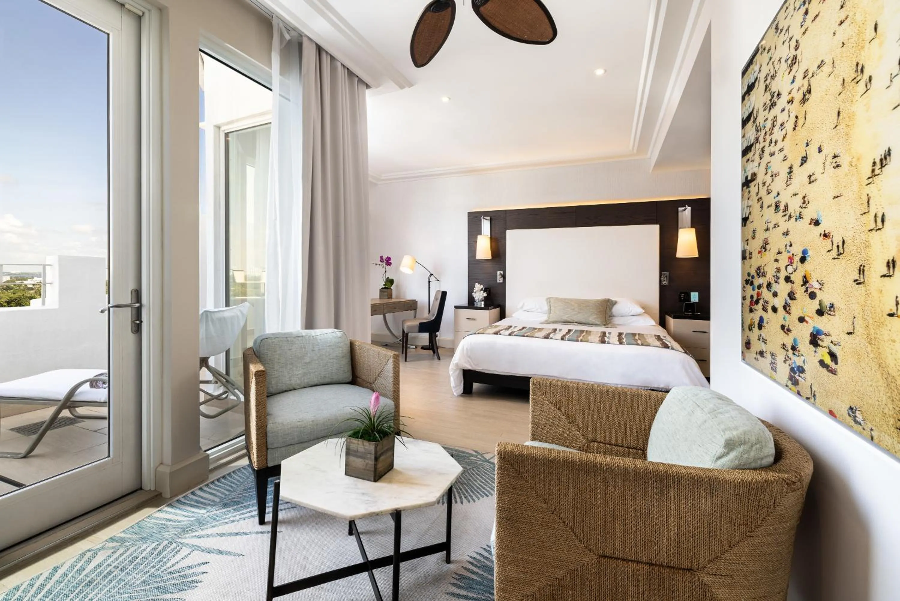 Seating area, Bed in The Palms Hotel & Spa