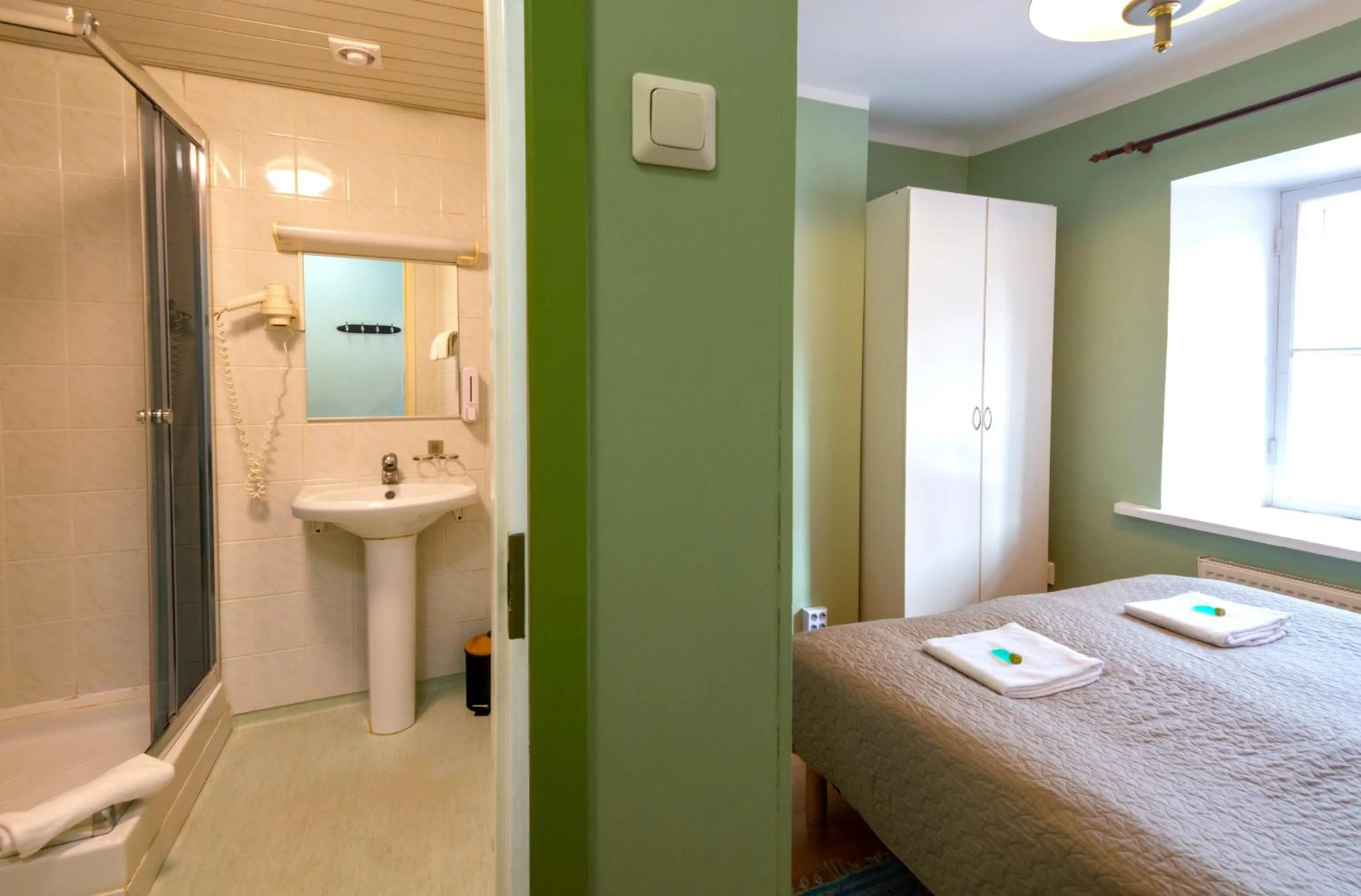 Bathroom, Bed in 16eur - Old Town Munkenhof