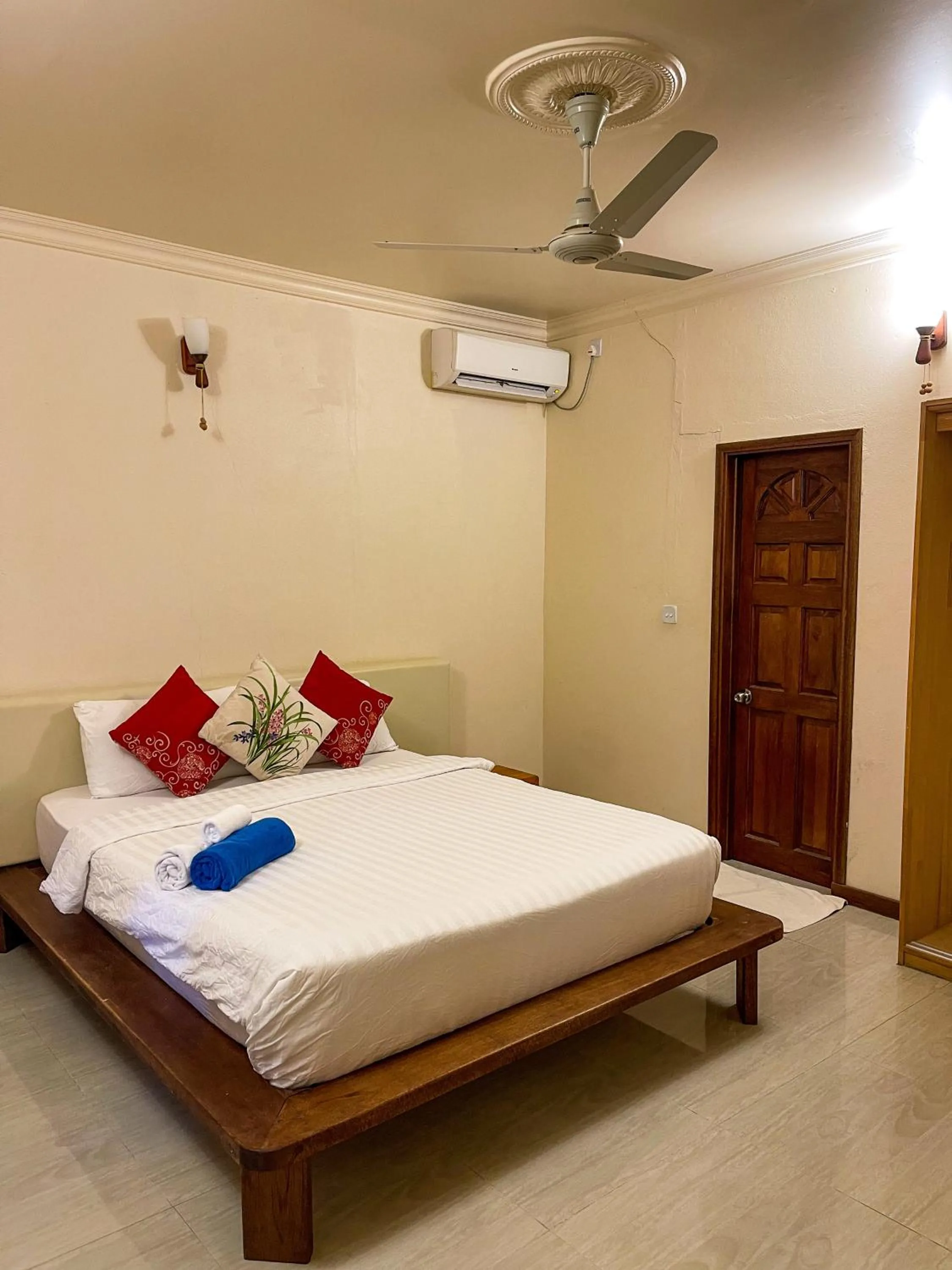 Bed in Thoddoo Retreat Grand