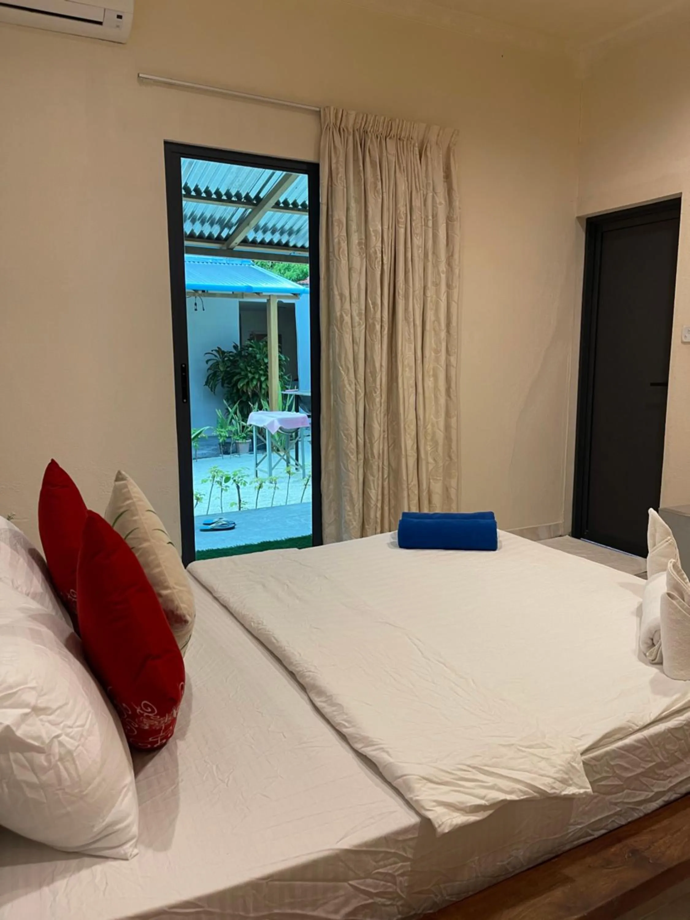 Bed in Thoddoo Retreat Grand