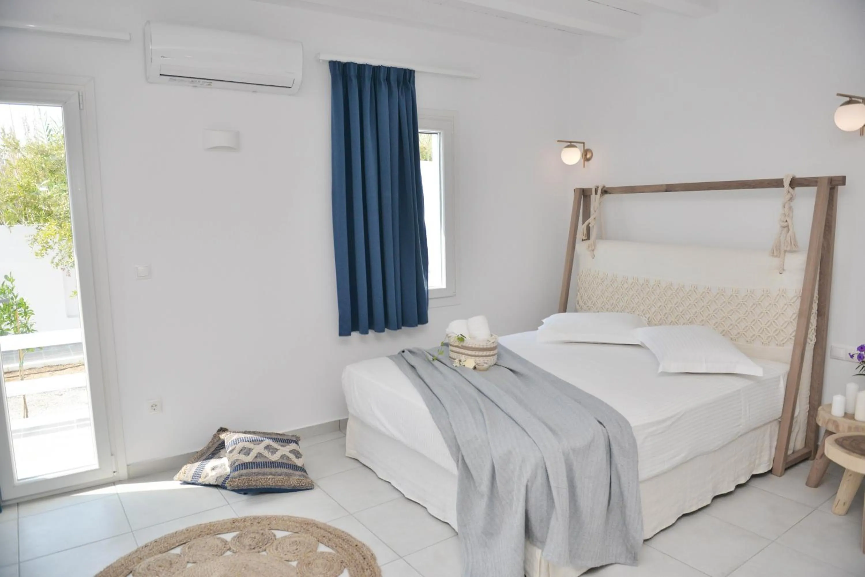 Bedroom, Bed in Blue Paradise Apartments