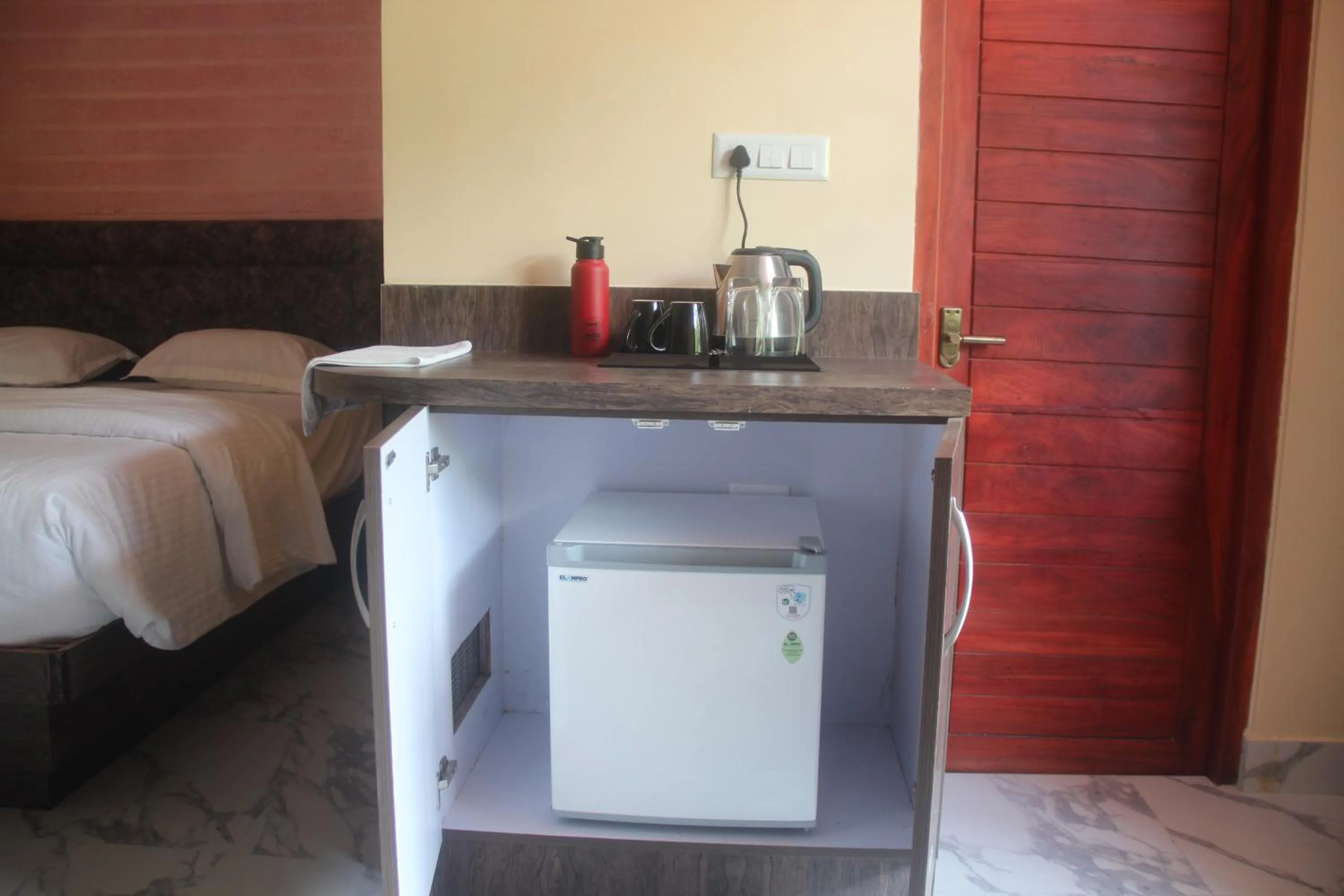 Coffee/tea facilities, Bed in Hotel Serene Palace