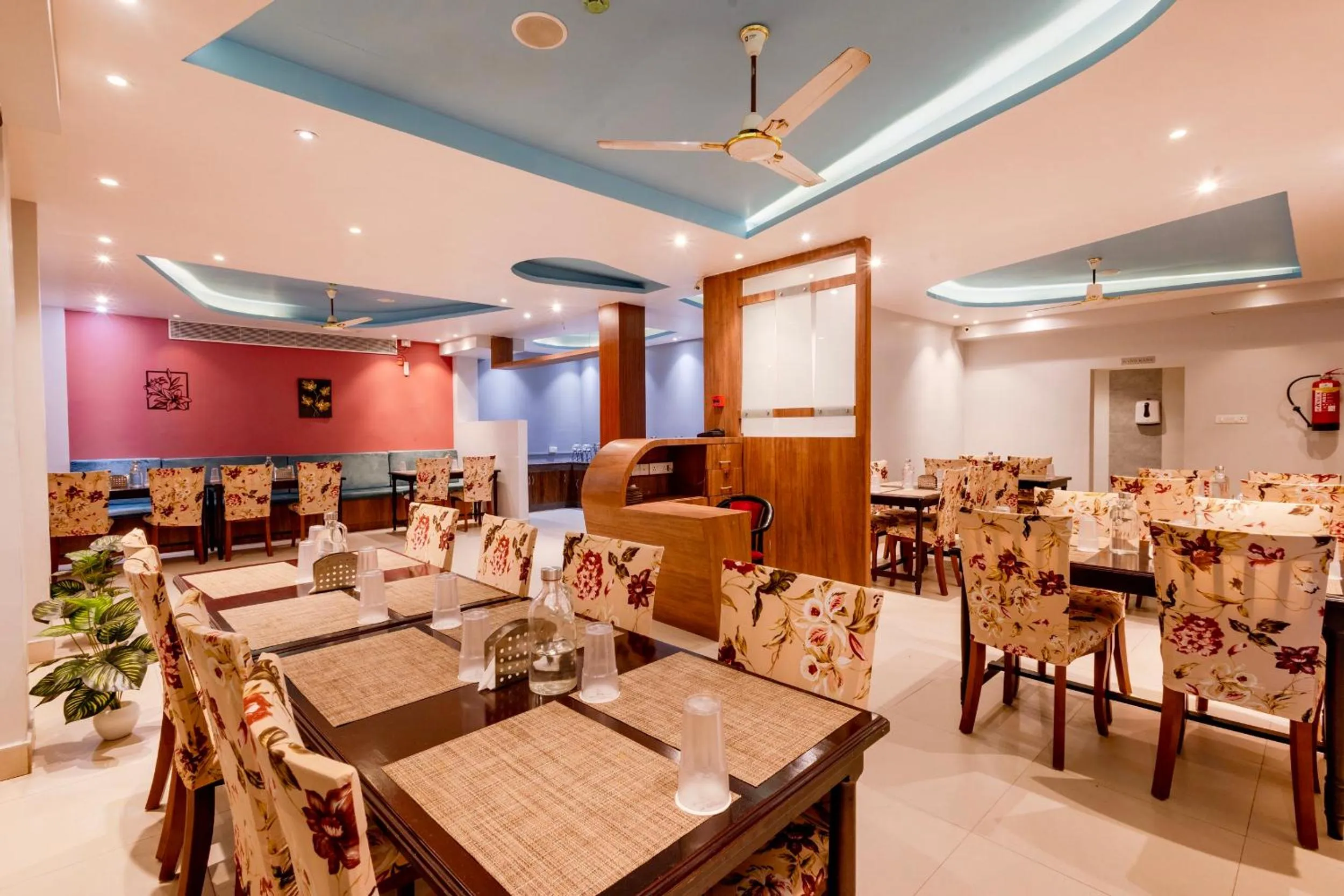 Restaurant/places to eat in Hotel Serene Palace