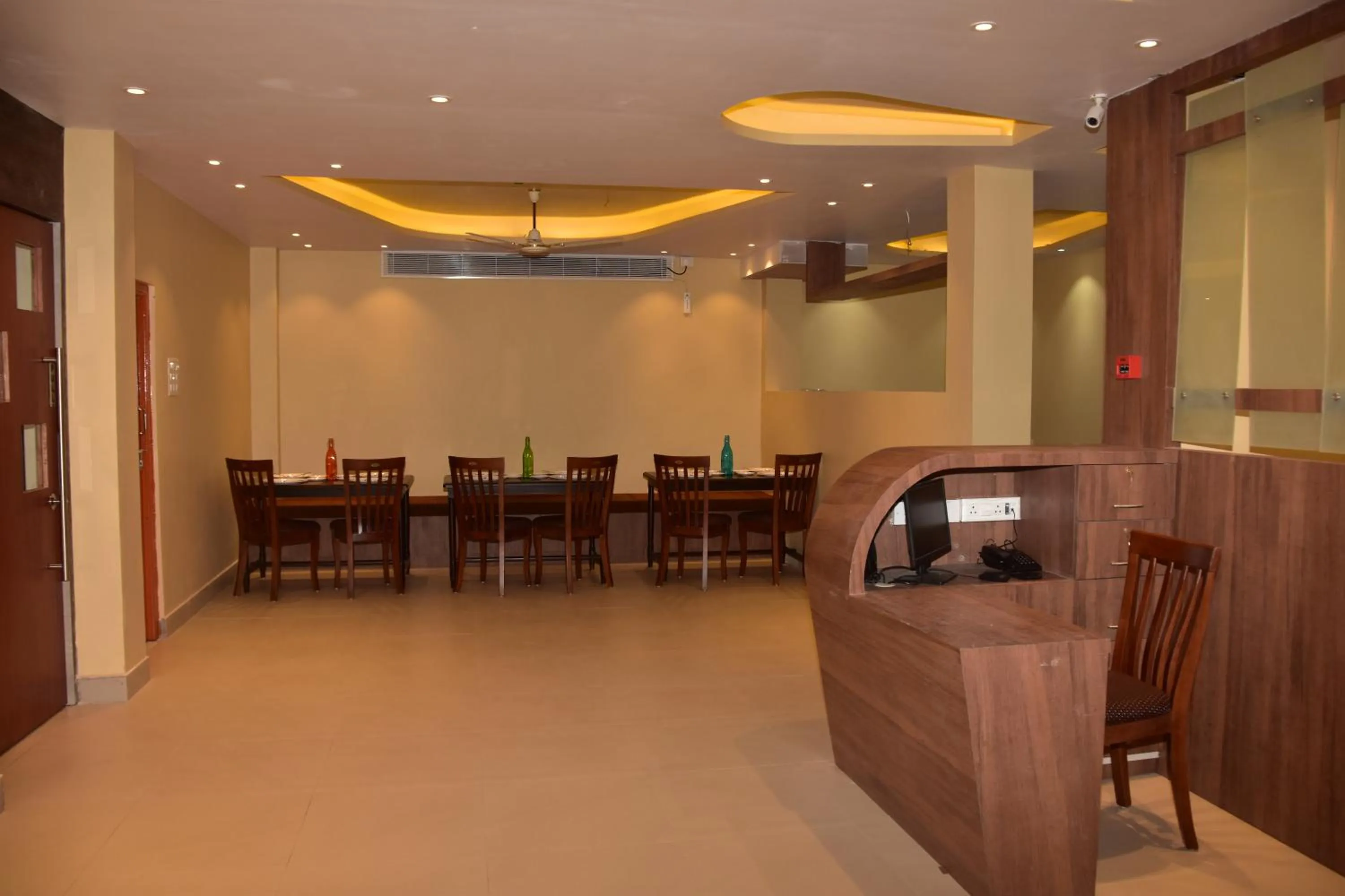 Restaurant/places to eat in Hotel Serene Palace