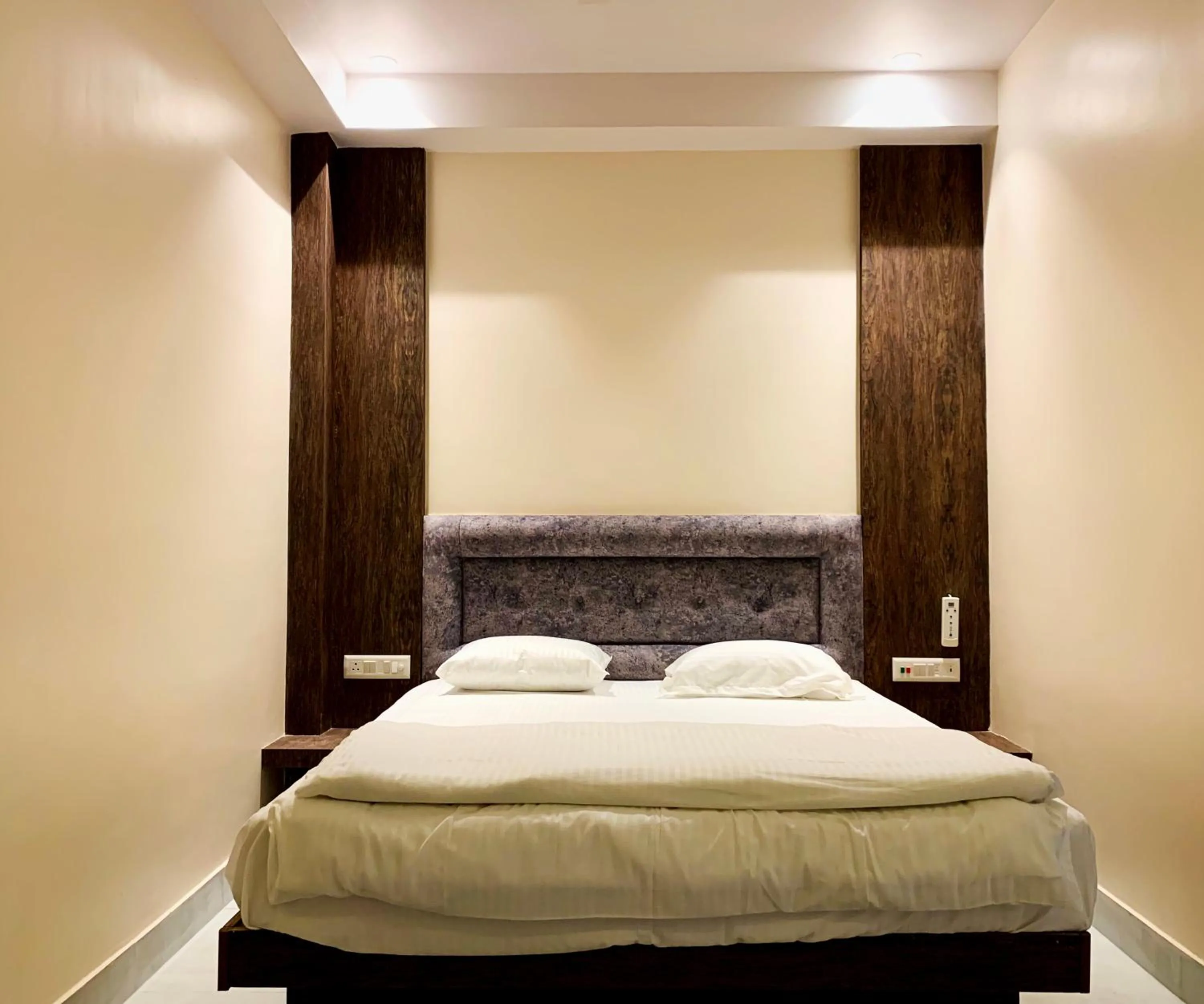 Bedroom, Bed in Hotel Serene Palace