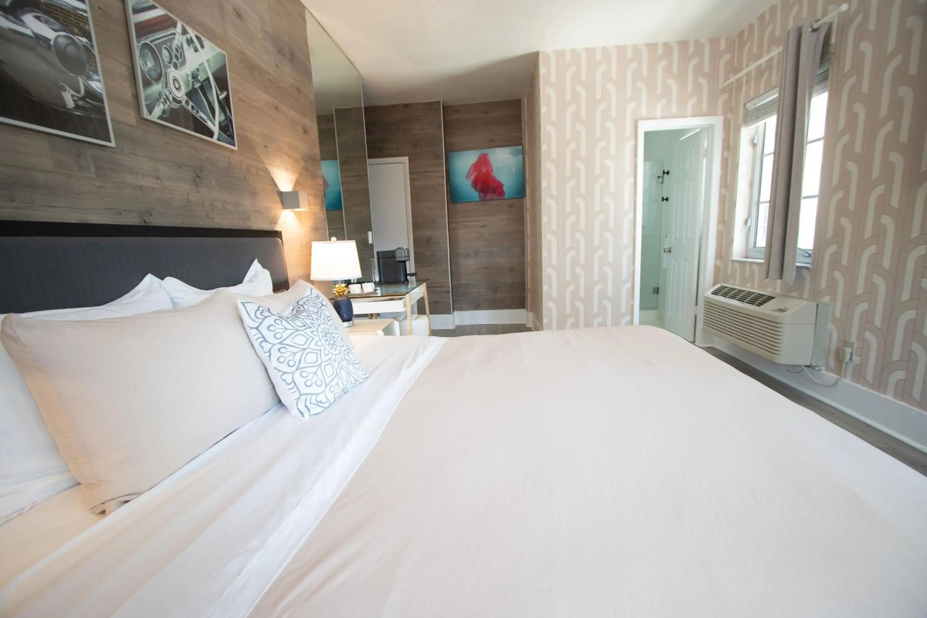 Bedroom, Bed in Century Hotel