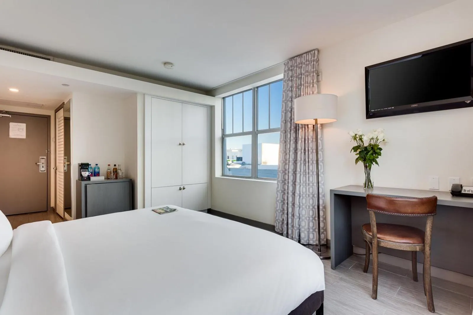 Photo of the whole room, Bed in Clinton Hotel South Beach