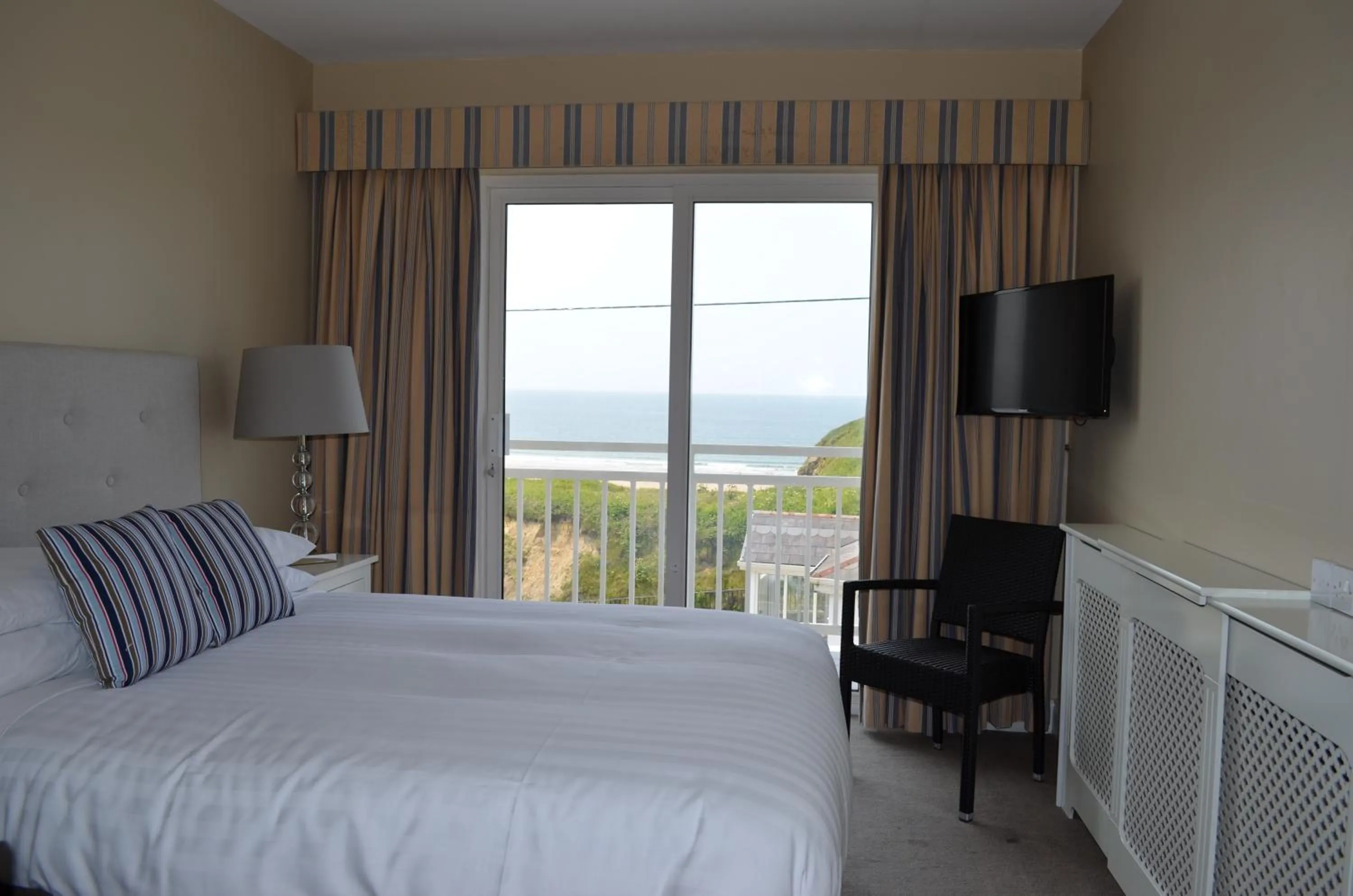 Photo of the whole room, Bed in The Cliff House Hotel
