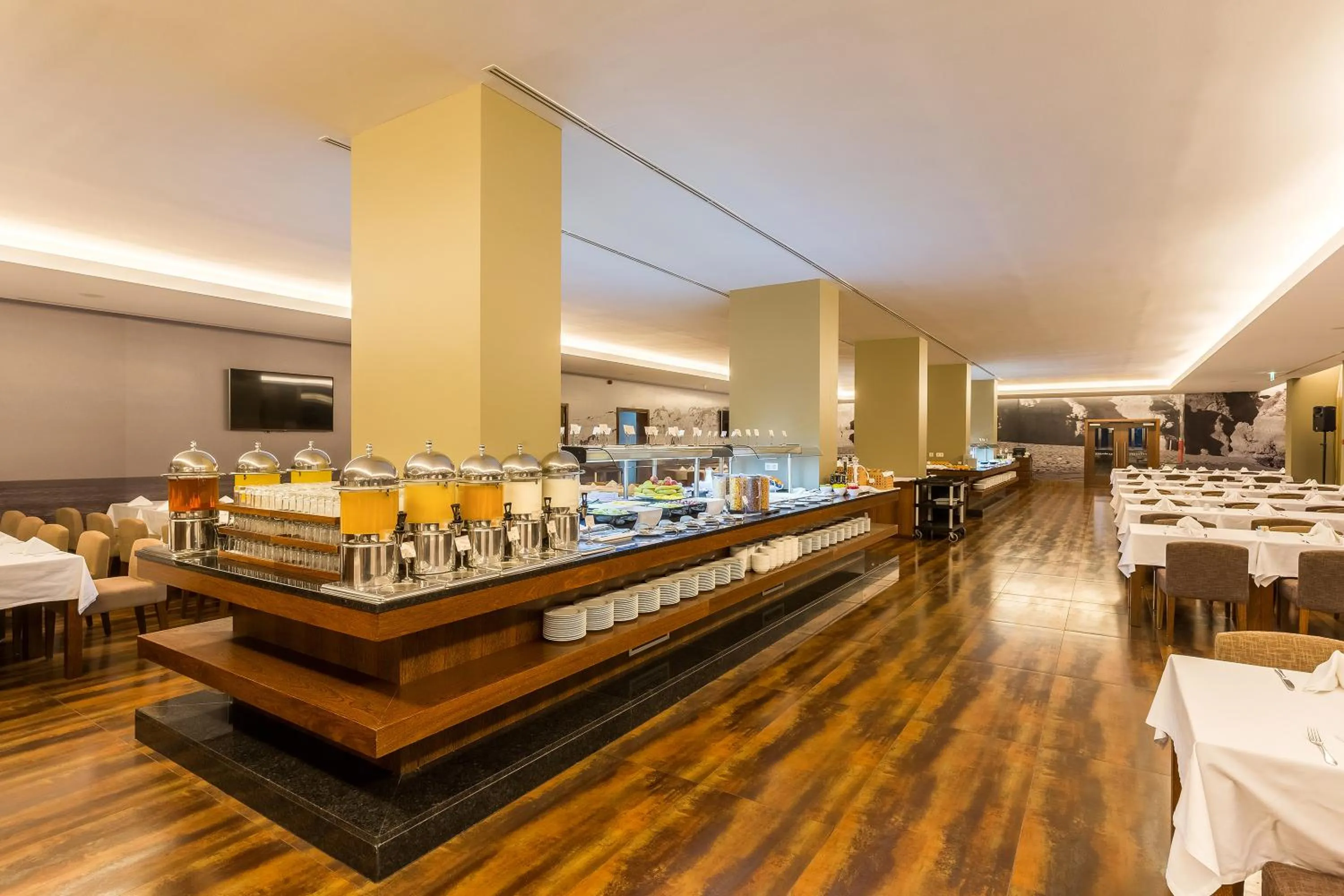 Restaurant/places to eat in Salgados Palace