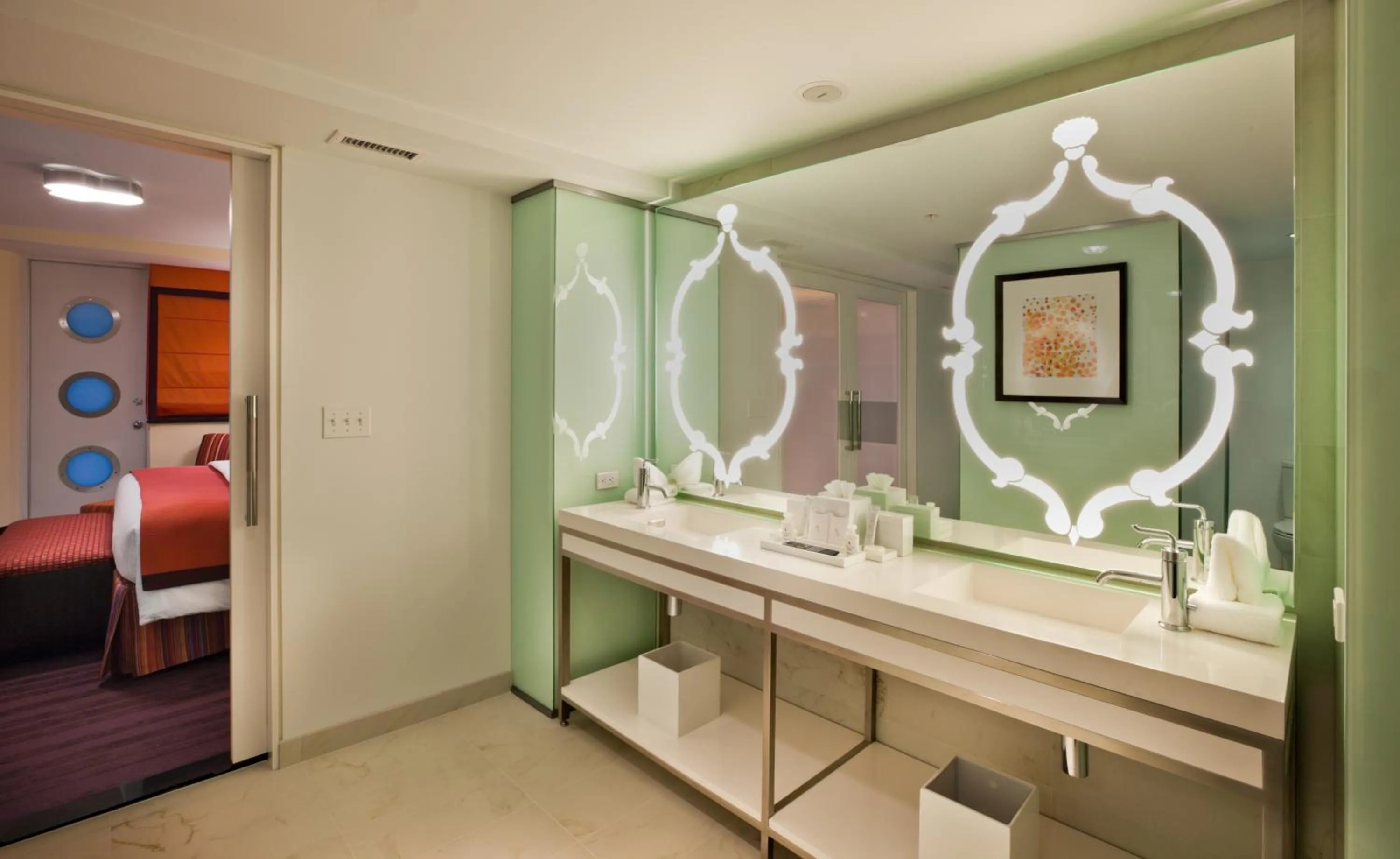 Bathroom, Bed in Washington Plaza Hotel