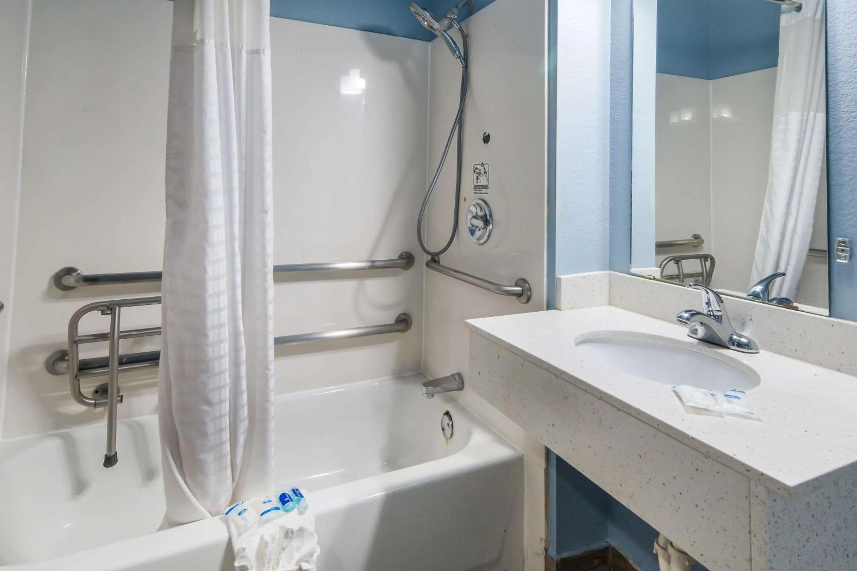 Bedroom in Rodeway Inn Carrollton I-35E