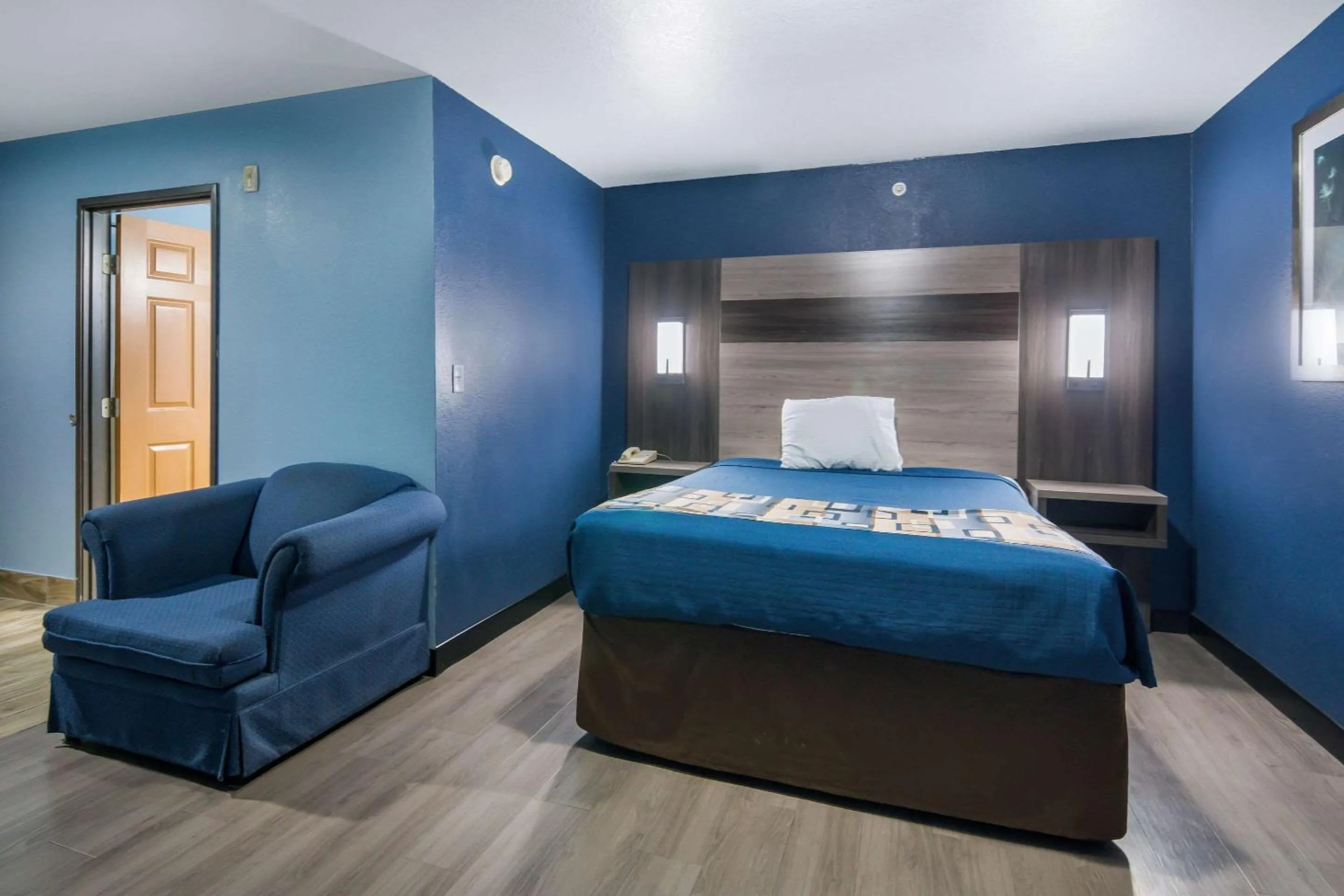 Photo of the whole room, Bed in Rodeway Inn Carrollton I-35E