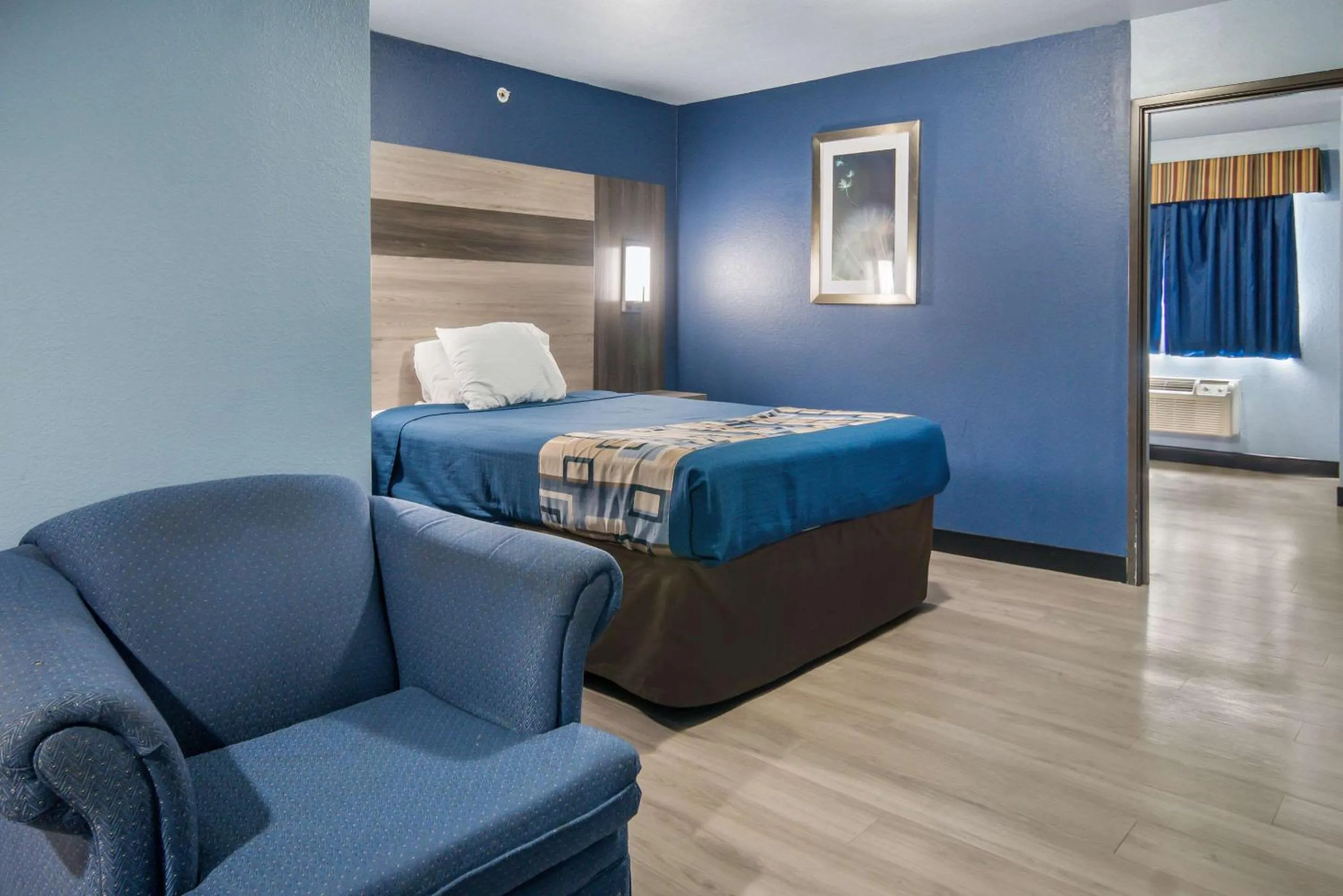 Photo of the whole room, Bed in Rodeway Inn Carrollton I-35E