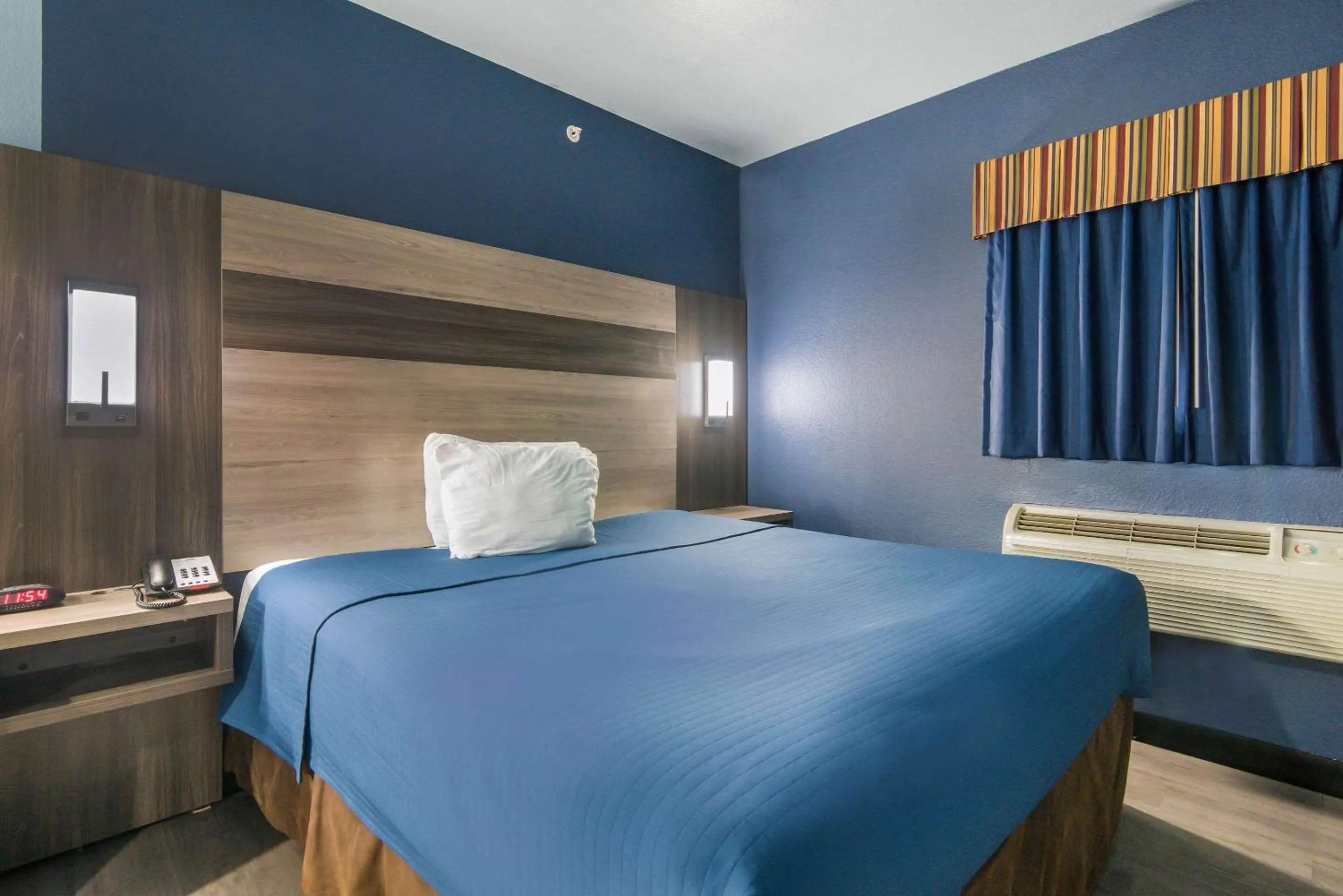 Photo of the whole room, Bed in Rodeway Inn Carrollton I-35E
