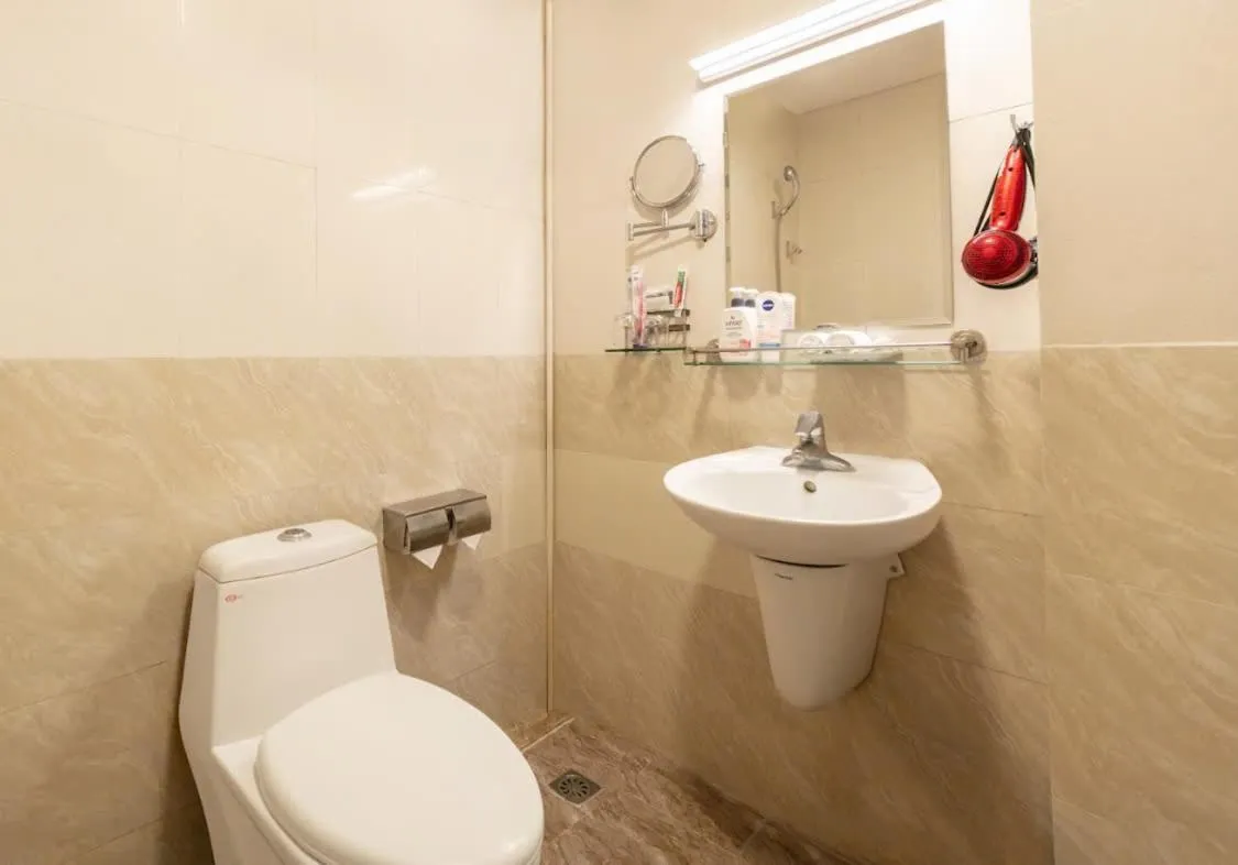 Shower in A25 Hotel - 46 Châu Long