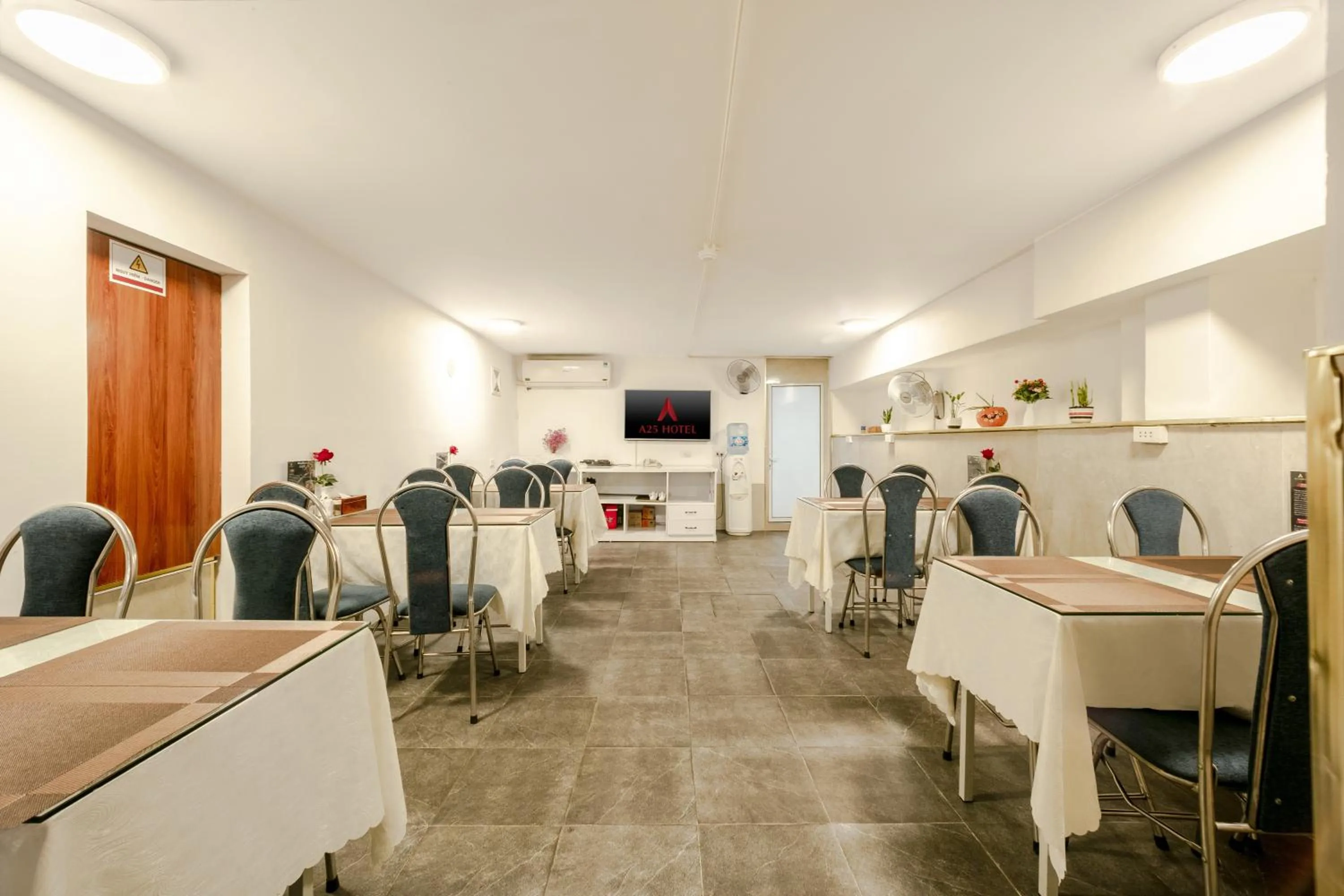 Restaurant/places to eat in A25 Hotel - 46 Châu Long